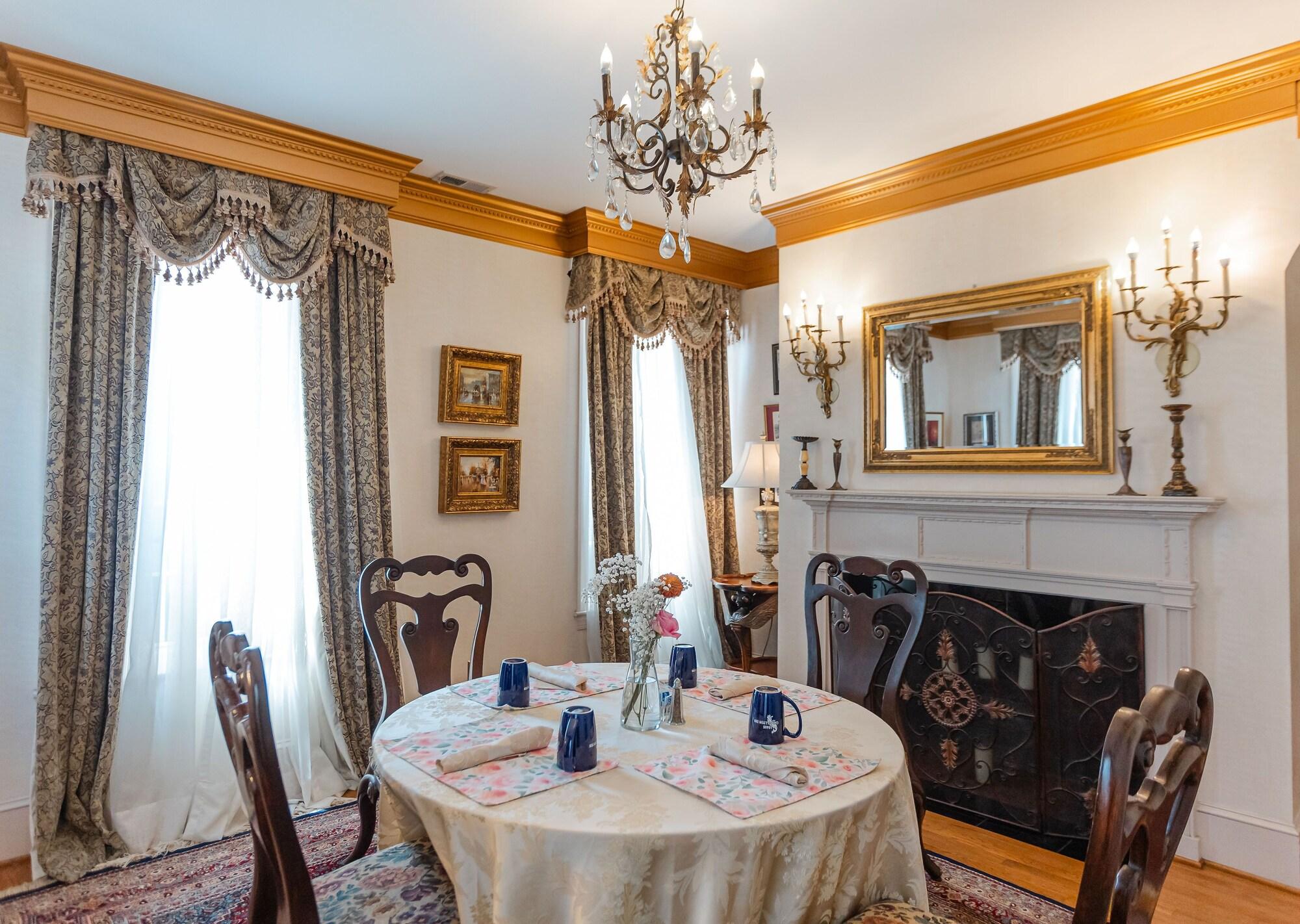 Restaurant 1840s Carrollton Inn
