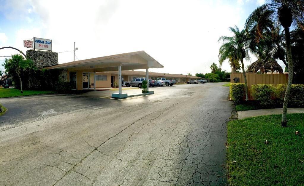 Vista Exterior Coral Roc Motel