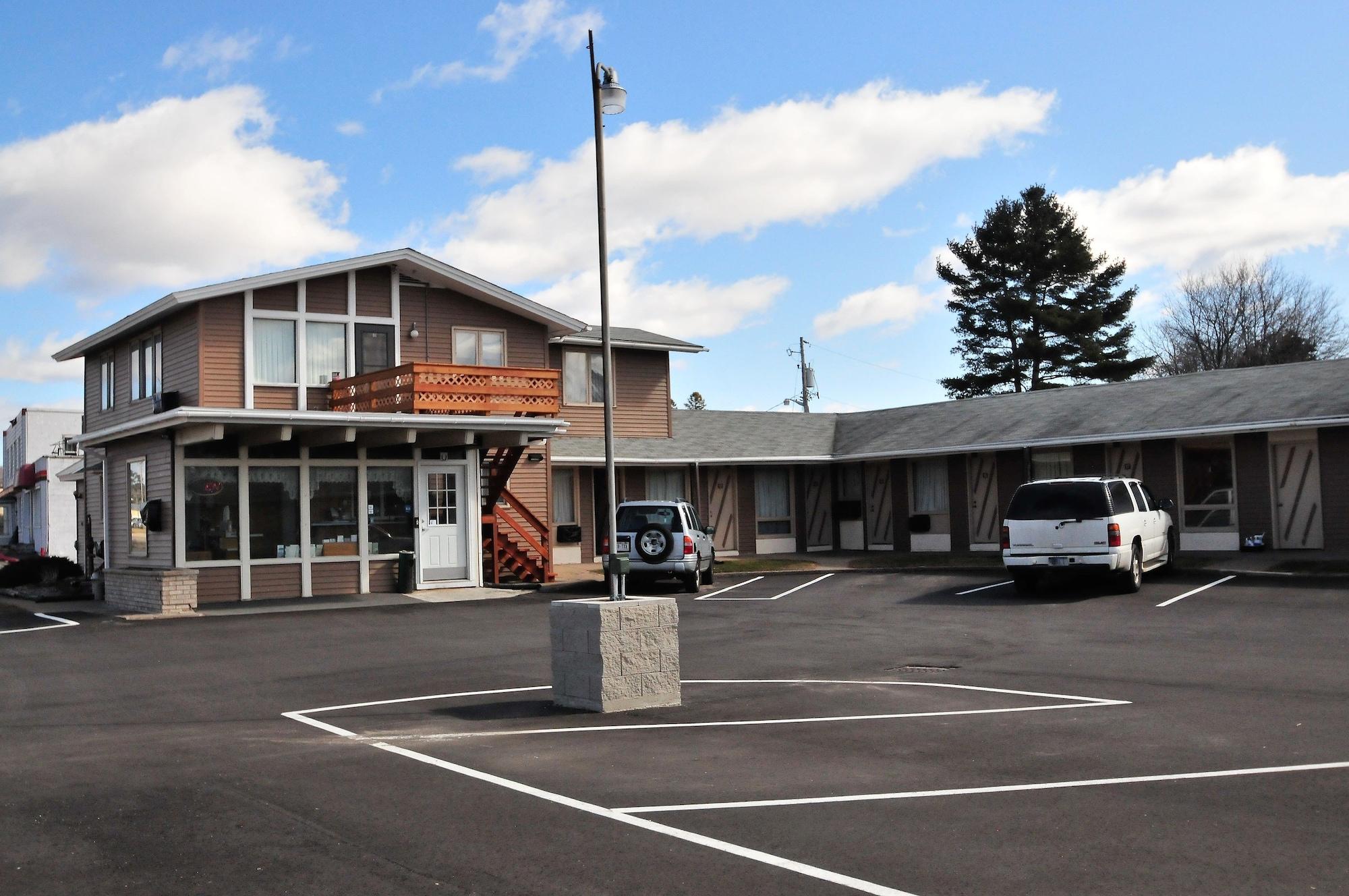 Vista Exterior Budget Host Inn Iron Mountain