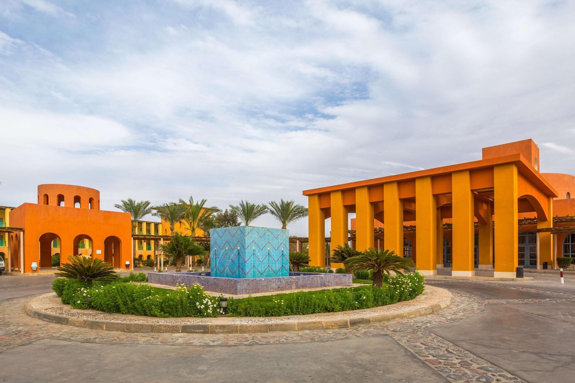 Vista Exterior Strand Beach Resort