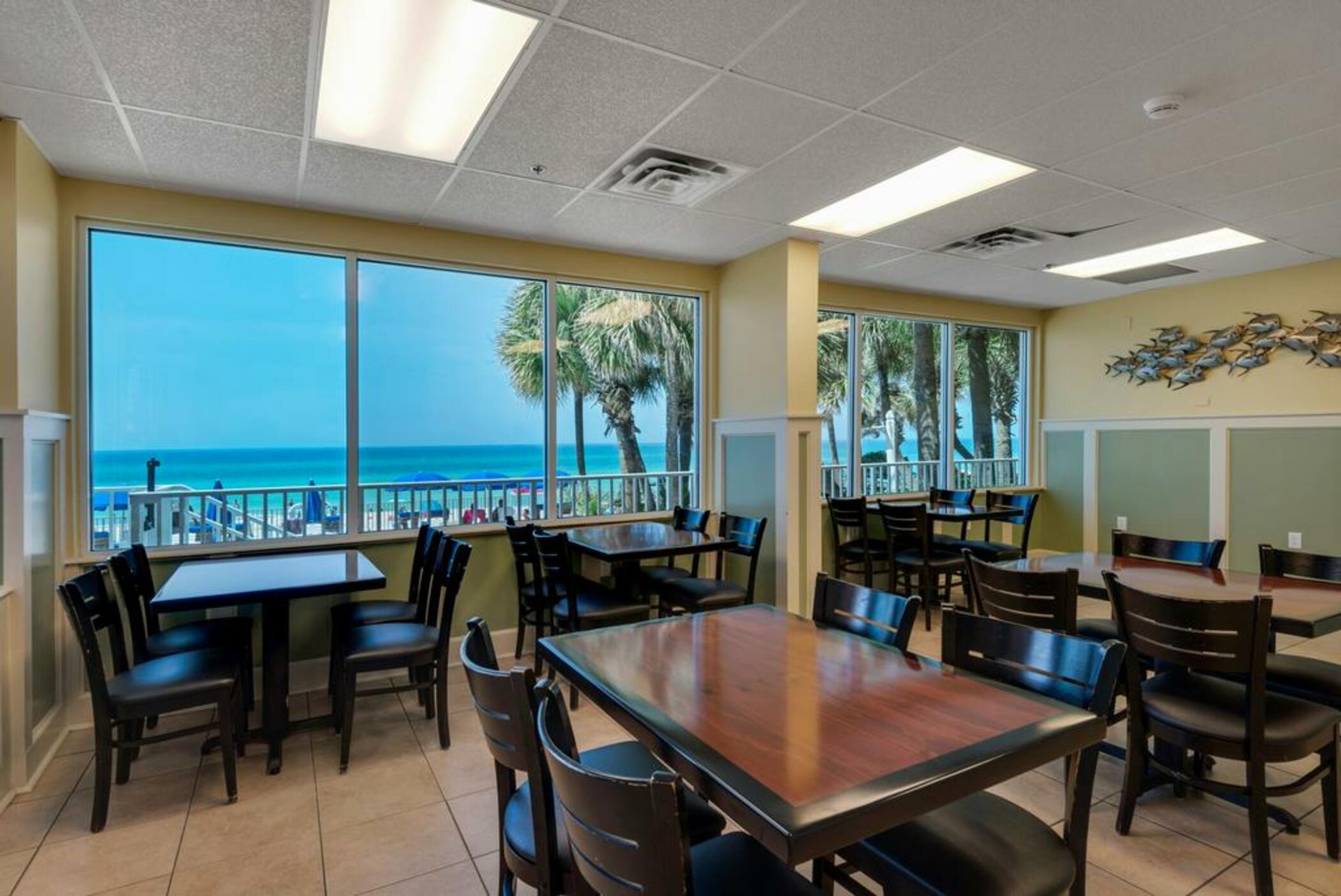 Restaurant Beachcomber Beachfront Hotel, a By The Sea Resort
