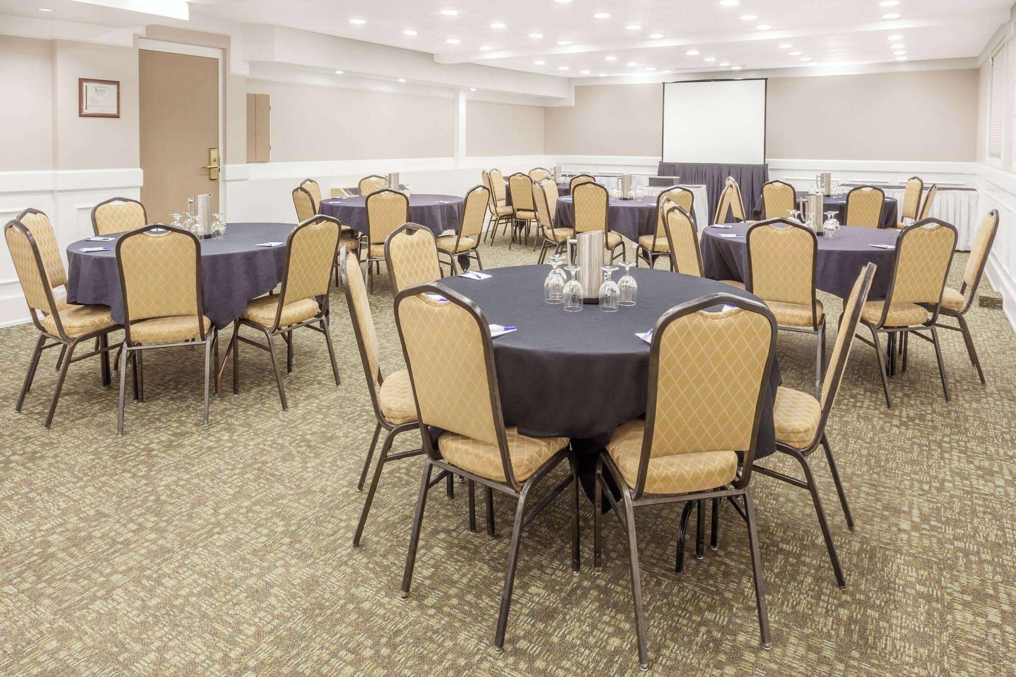 Sala de Reuniones Baymont by Wyndham Red Deer