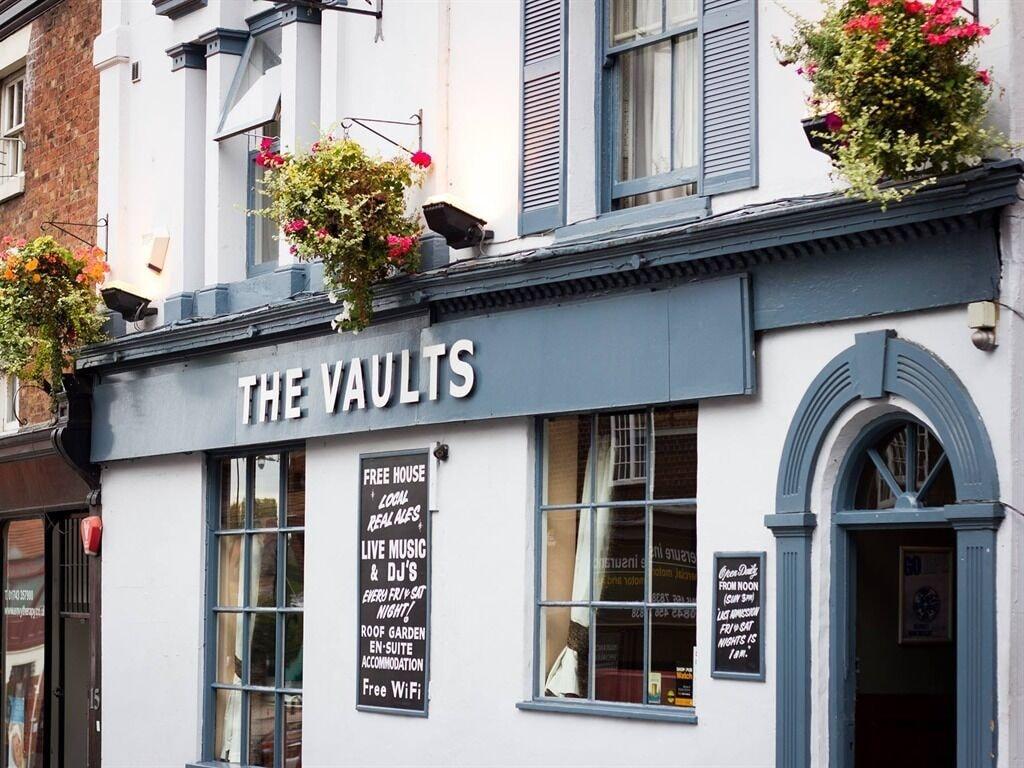Varios The Vaults
