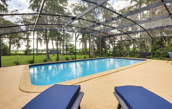 Lakefront Home w/ Hot Tub & Dock in Orlando! - Hoteles cerca de Cerca del Aeropuerto en Orlando