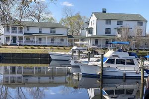 Alojamiento - The Cypress Inn Bed & Breakfast