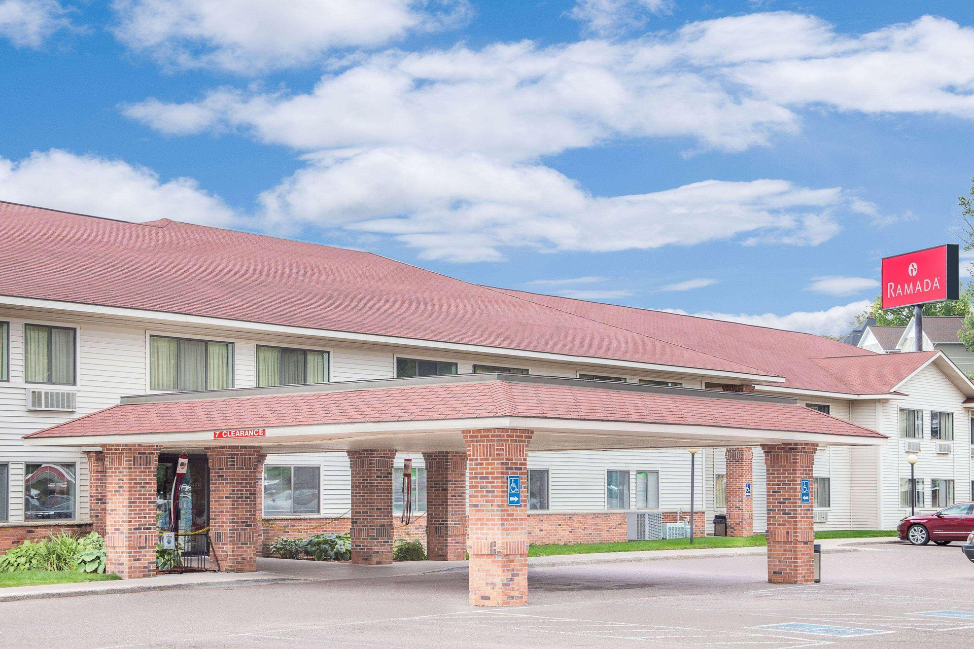 Vista Exterior Ramada by Wyndham Hancock Waterfront