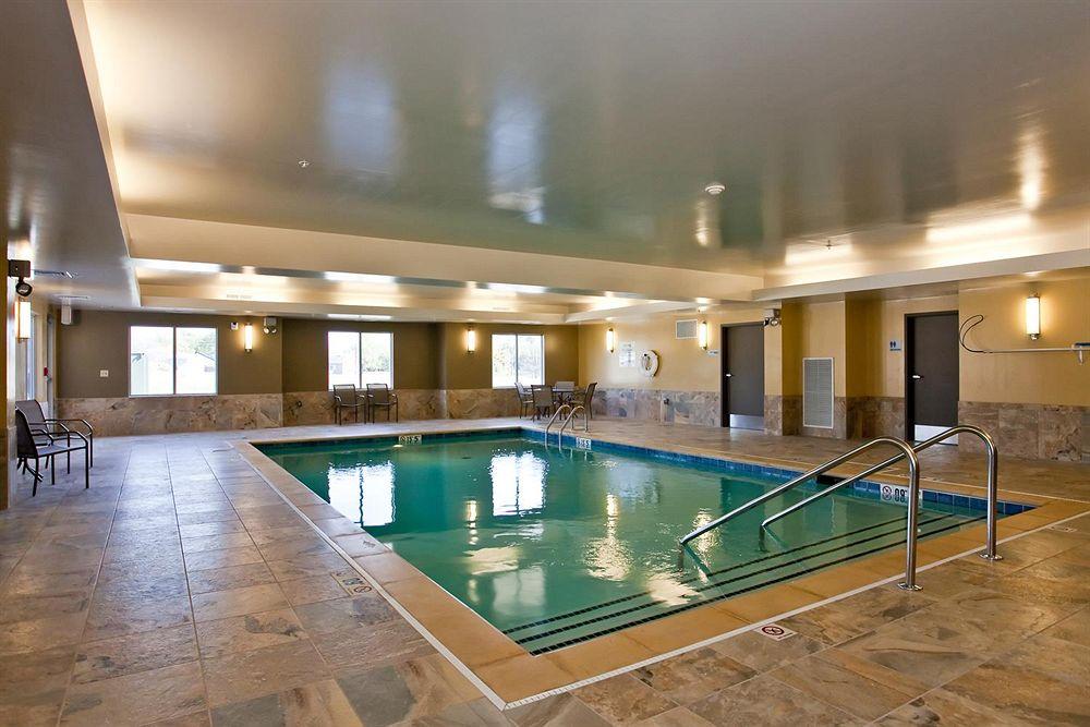 Vista Piscina Holiday Inn Express Newton by IHG