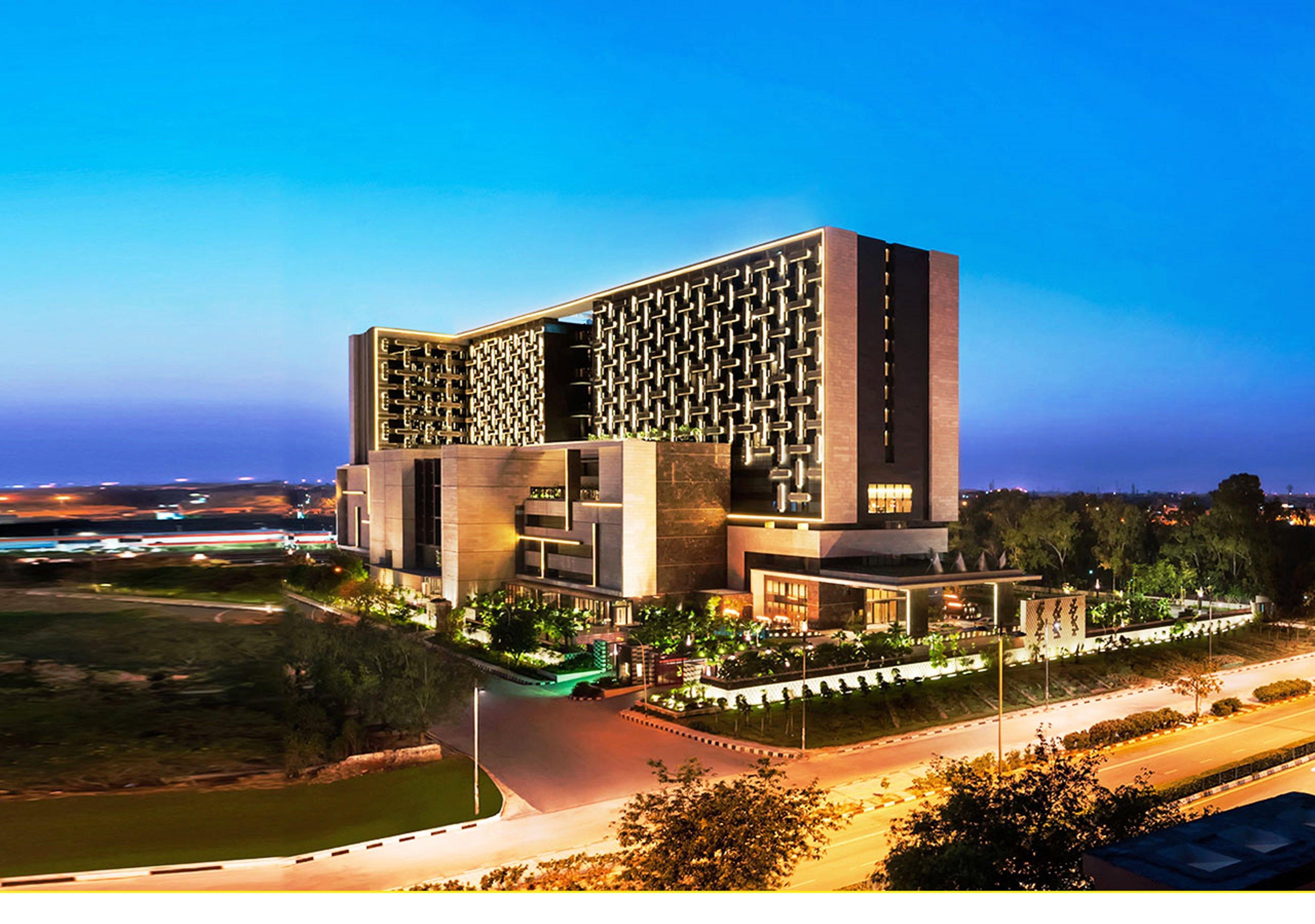 Vista Exterior The Leela Ambience Convention Hotel Delhi