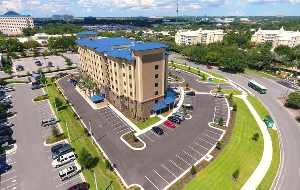 Staybridge Suites Orlando at SeaWorld, an IHG hote - Hoteles cerca de Premium Outlets en Orlando