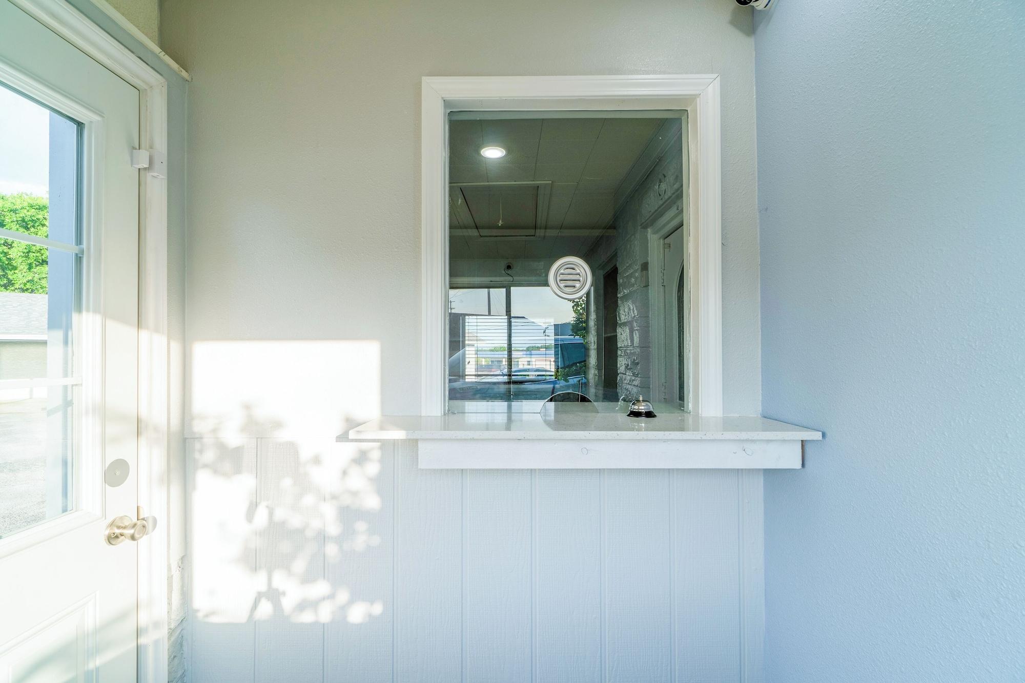 Vista Lobby Royal Inn by OYO