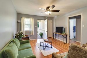 Alquiler Vacacional - Walk to Dining & Shops: Dtwn Brookhaven Home!