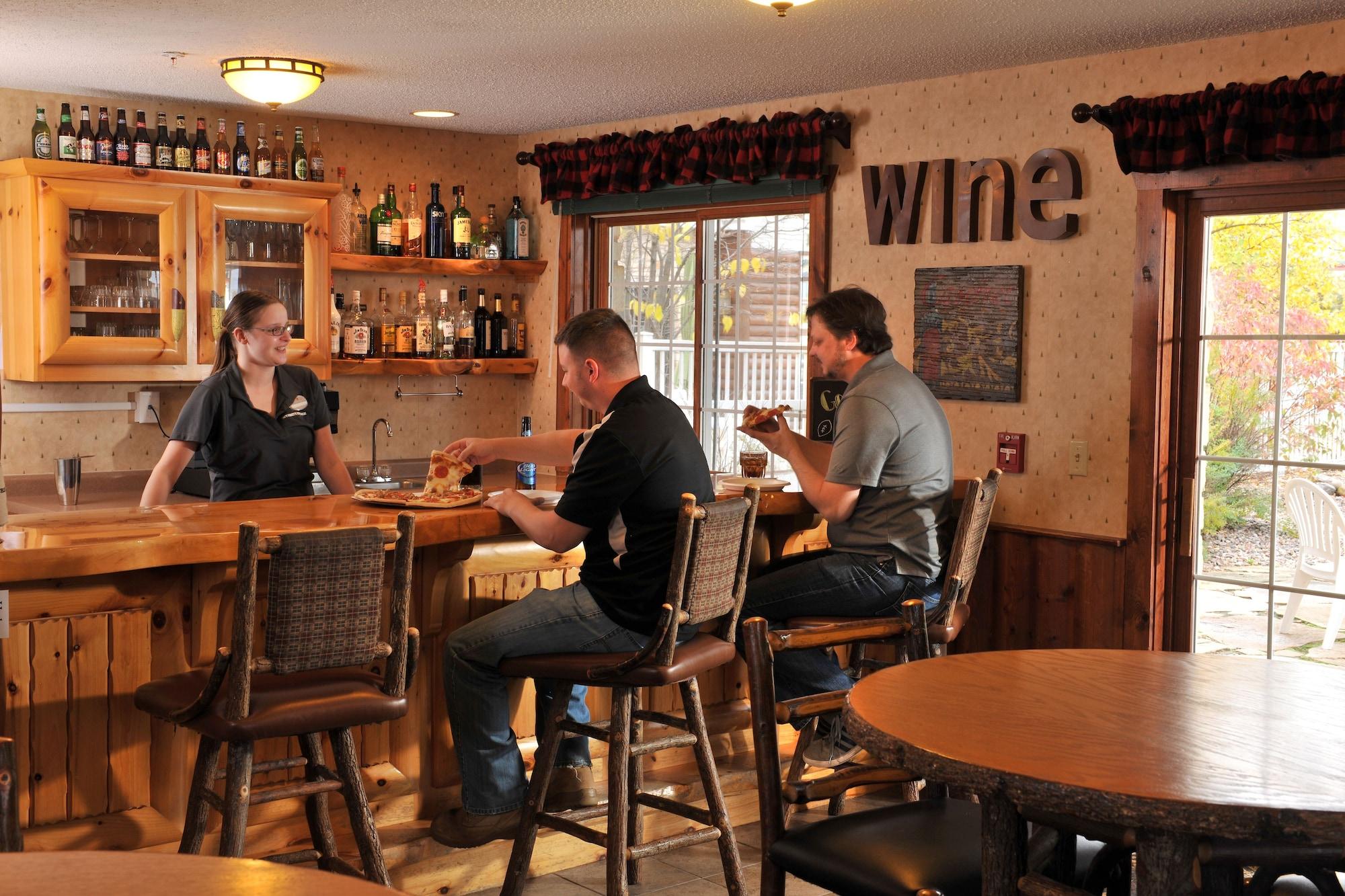Bar/Salón Cedar Creek Hotel Wausau - Rothschild