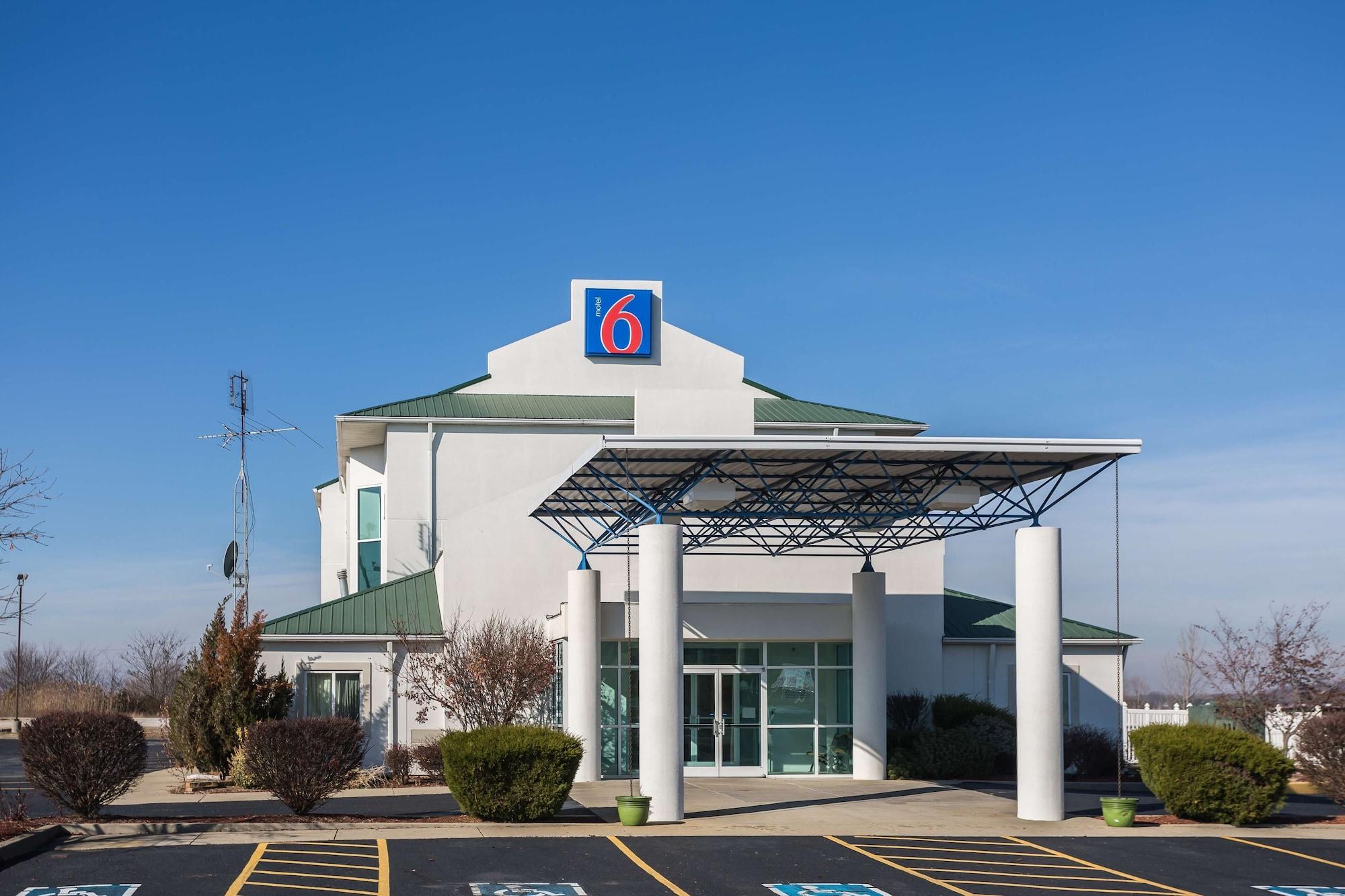 Vista Exterior Motel 6 Dale, IN