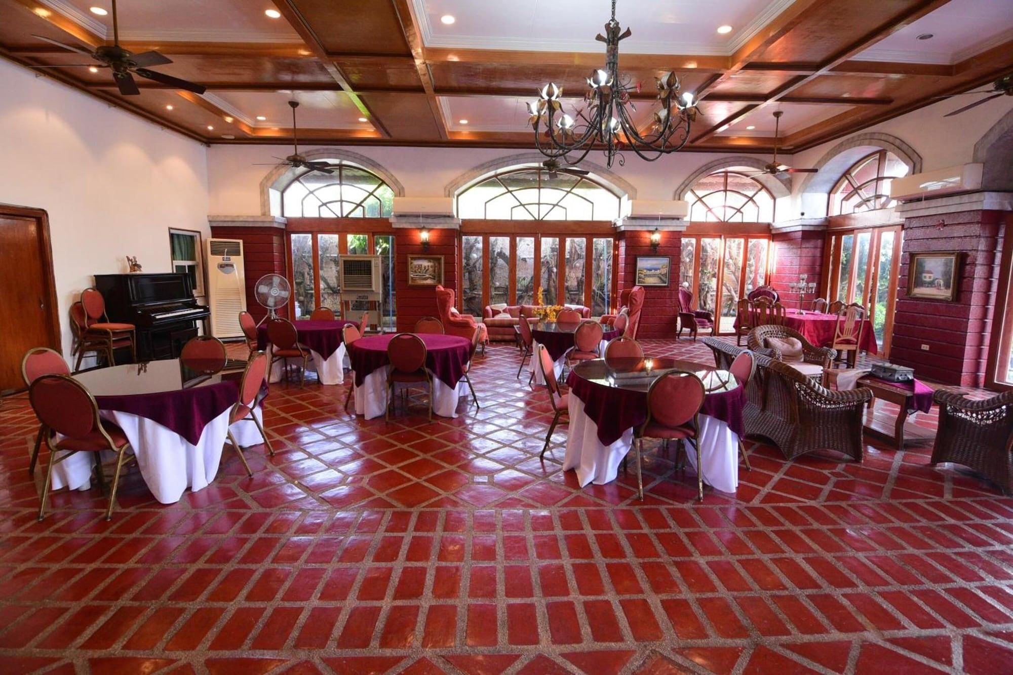 Restaurant Ang Tahanan ni Aling Meding Hotel