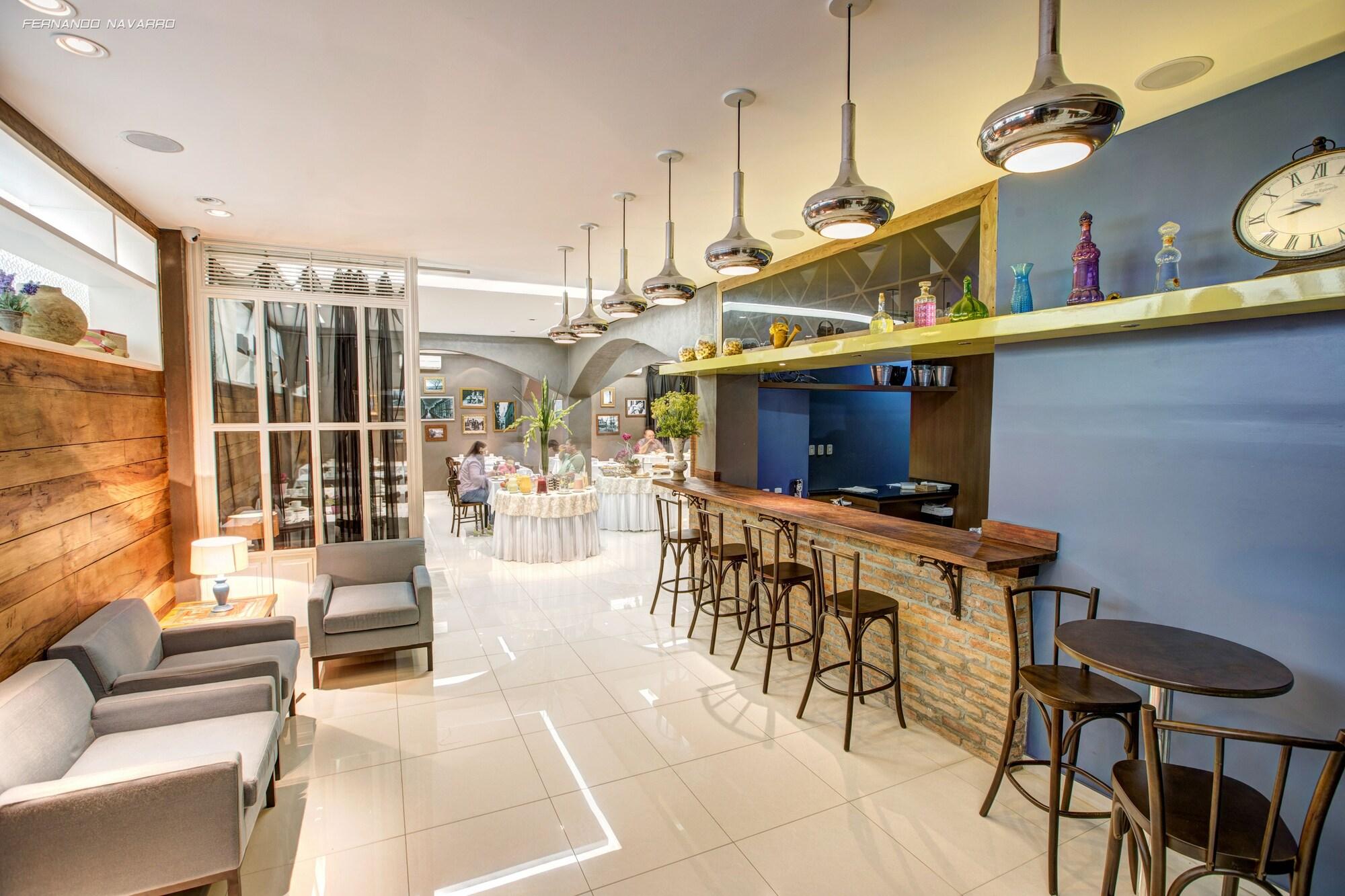 Bar/Salón Almasty Hotel