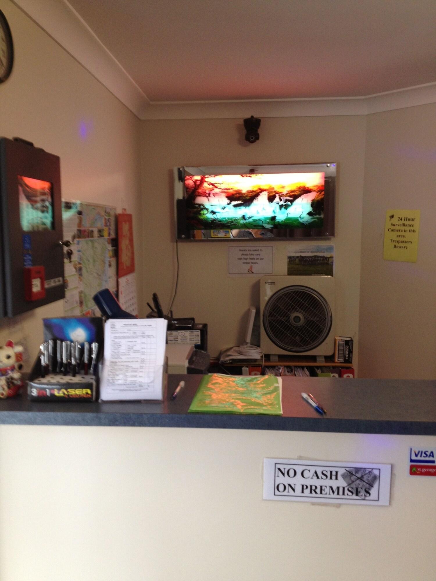 Vista Lobby Palms Oasis Motel