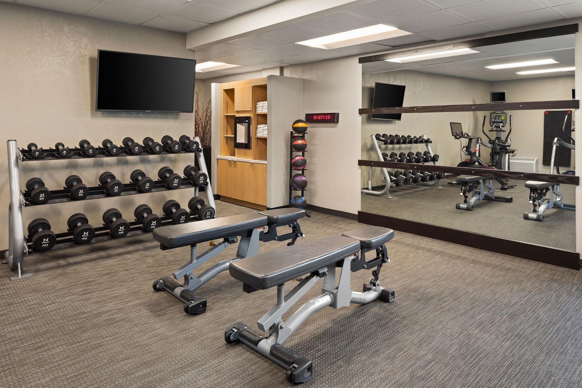 Gimnasio Courtyard Chicago Waukegan Gurnee