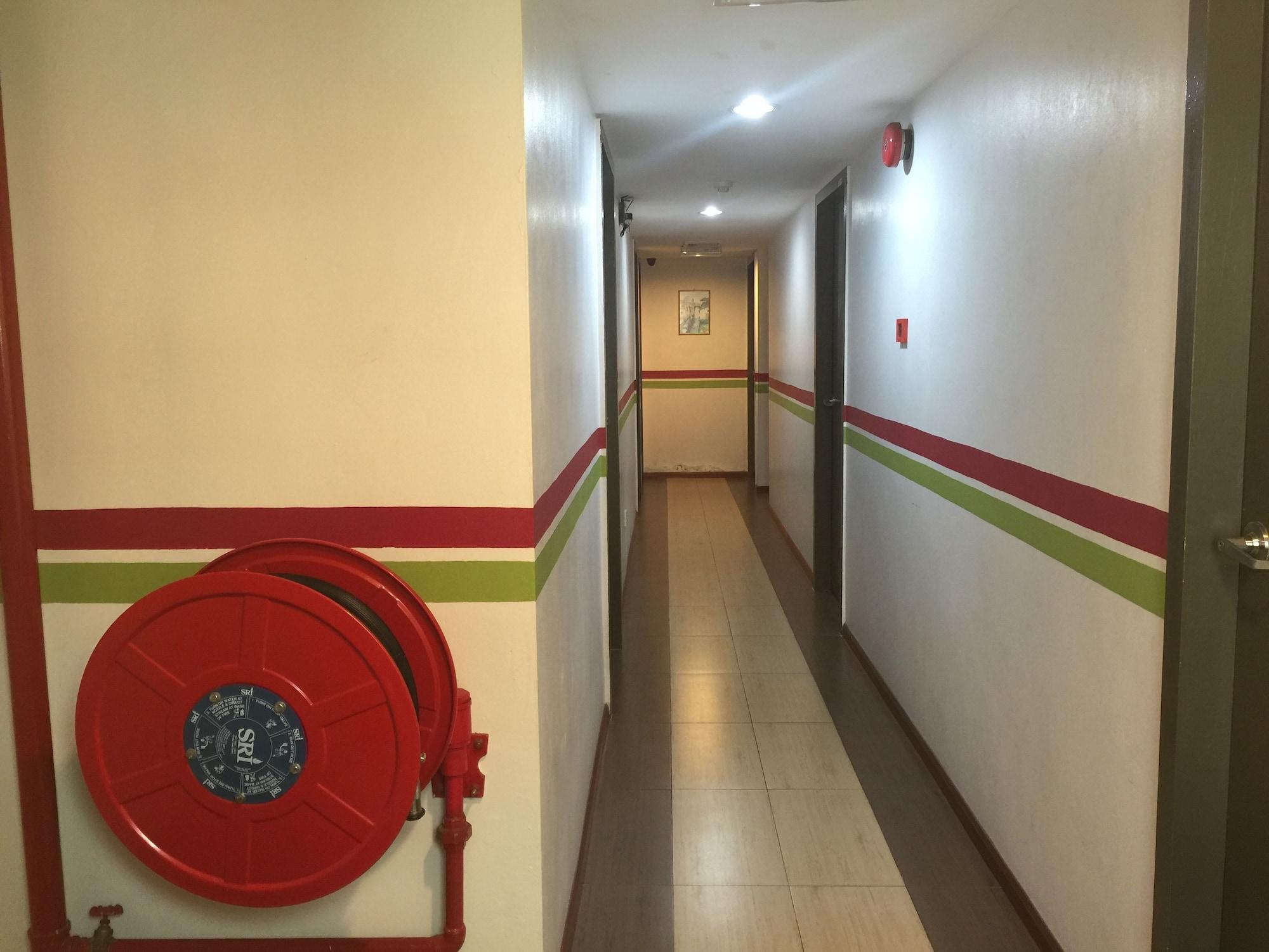 Varios Red Tomato Hotel