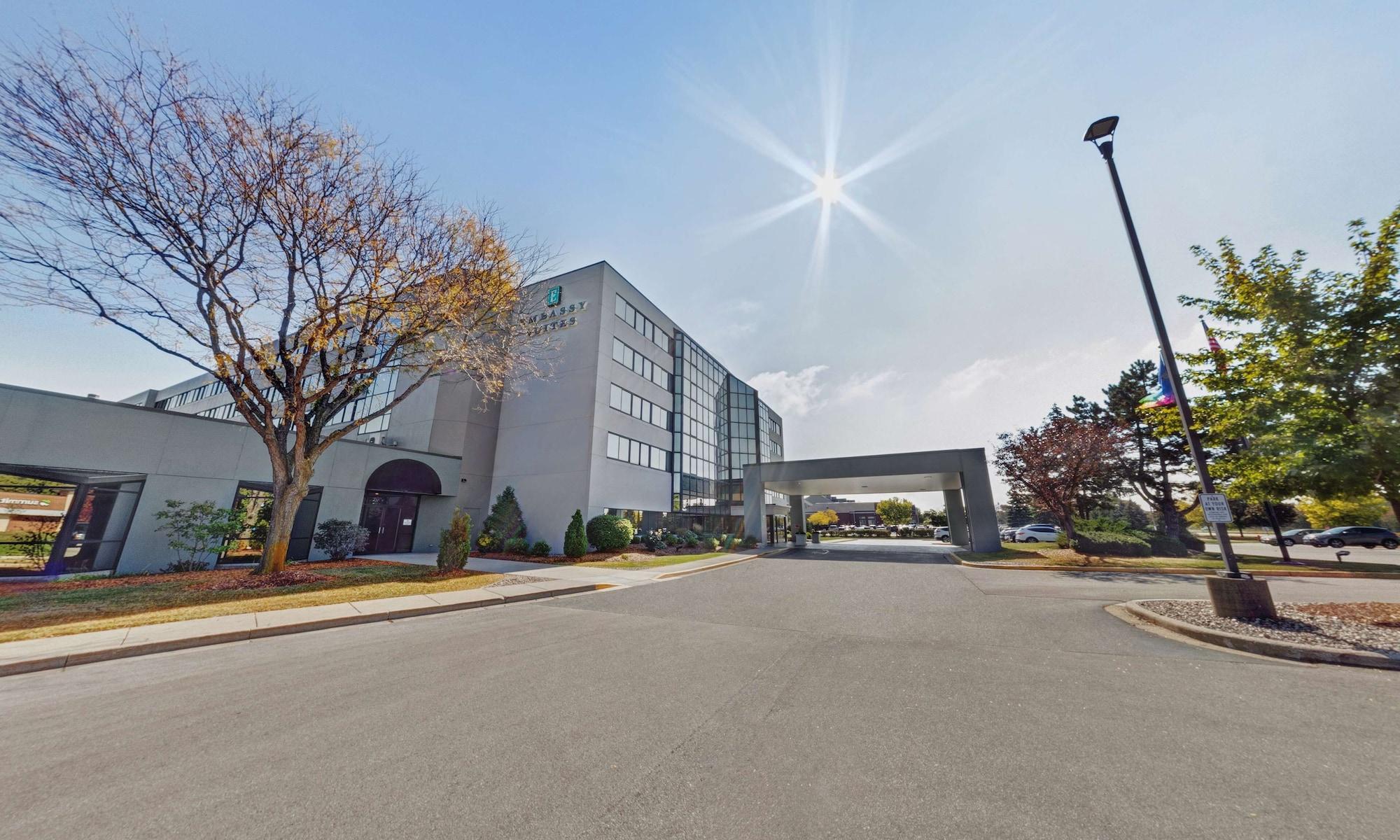 Vista Exterior Embassy Suites by Hilton Milwaukee Brookfield
