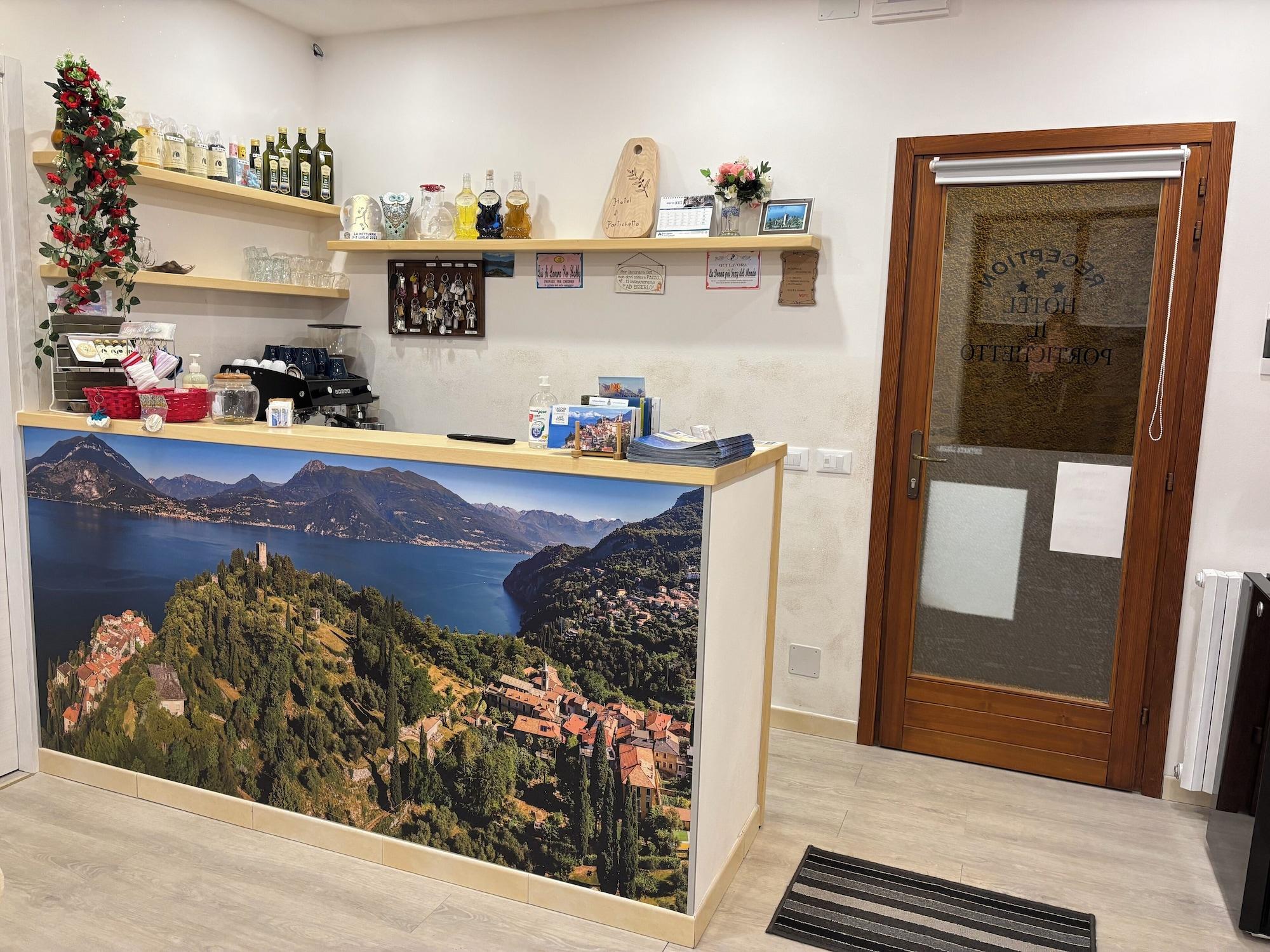 Vista Lobby Hotel Diffuso Il Portichetto sulla collina a Vezio Perledo