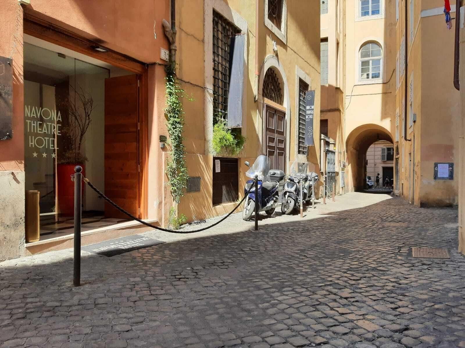 Vista Exterior Navona Theatre Hotel