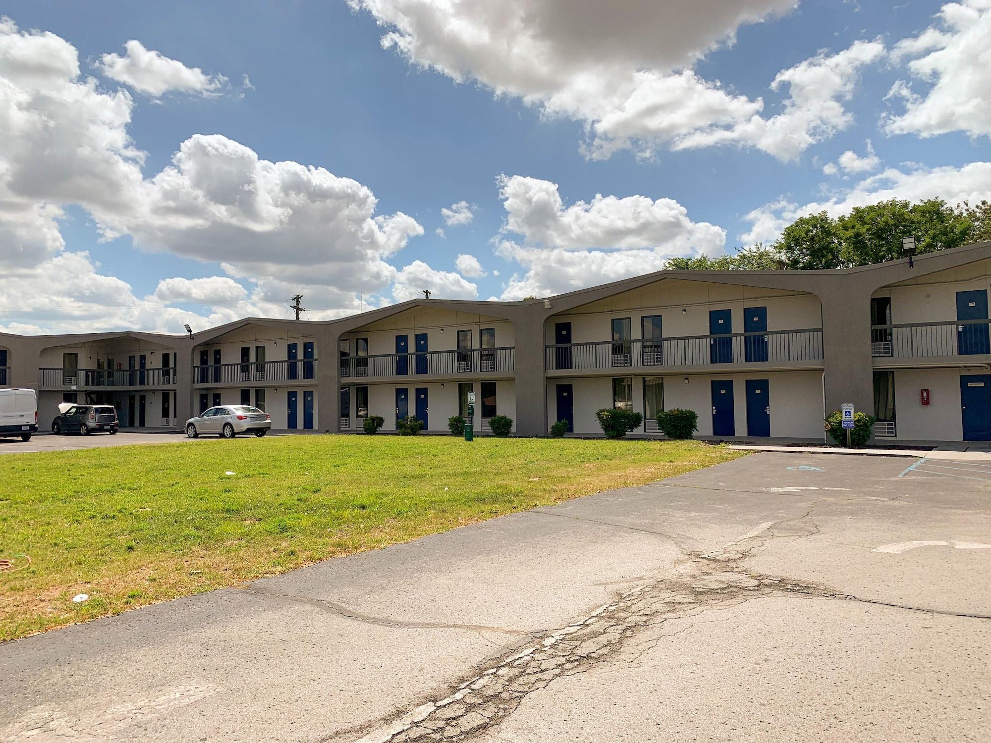 Vista Exterior Motel 6 Lexington, KY - Airport
