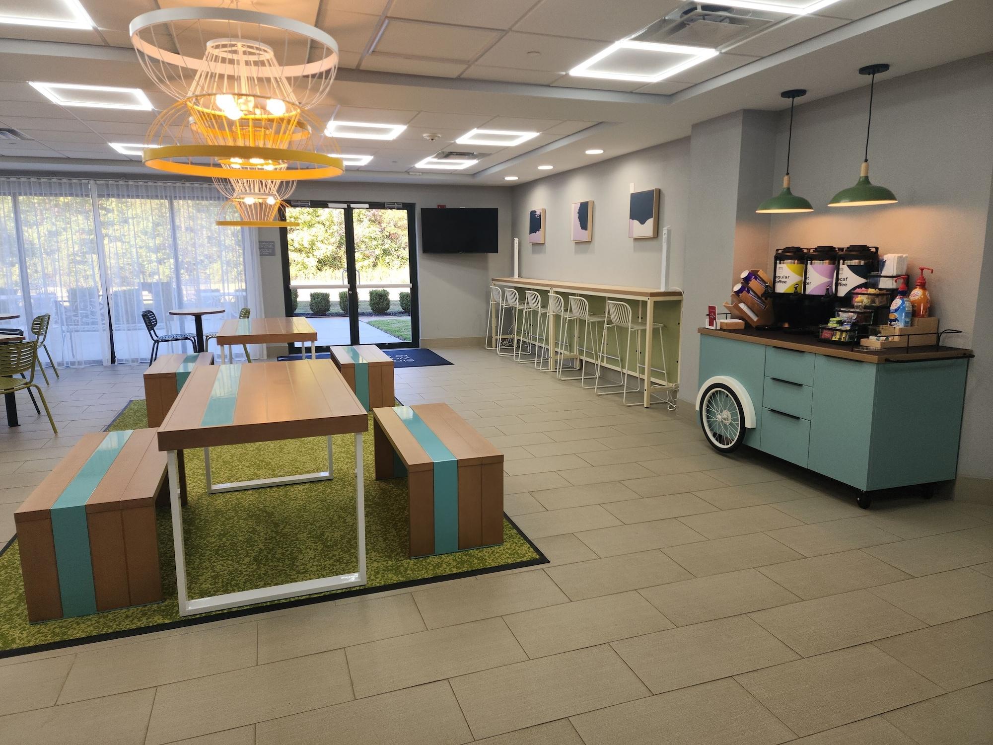 Bar/Salón Spark by Hilton Tupelo