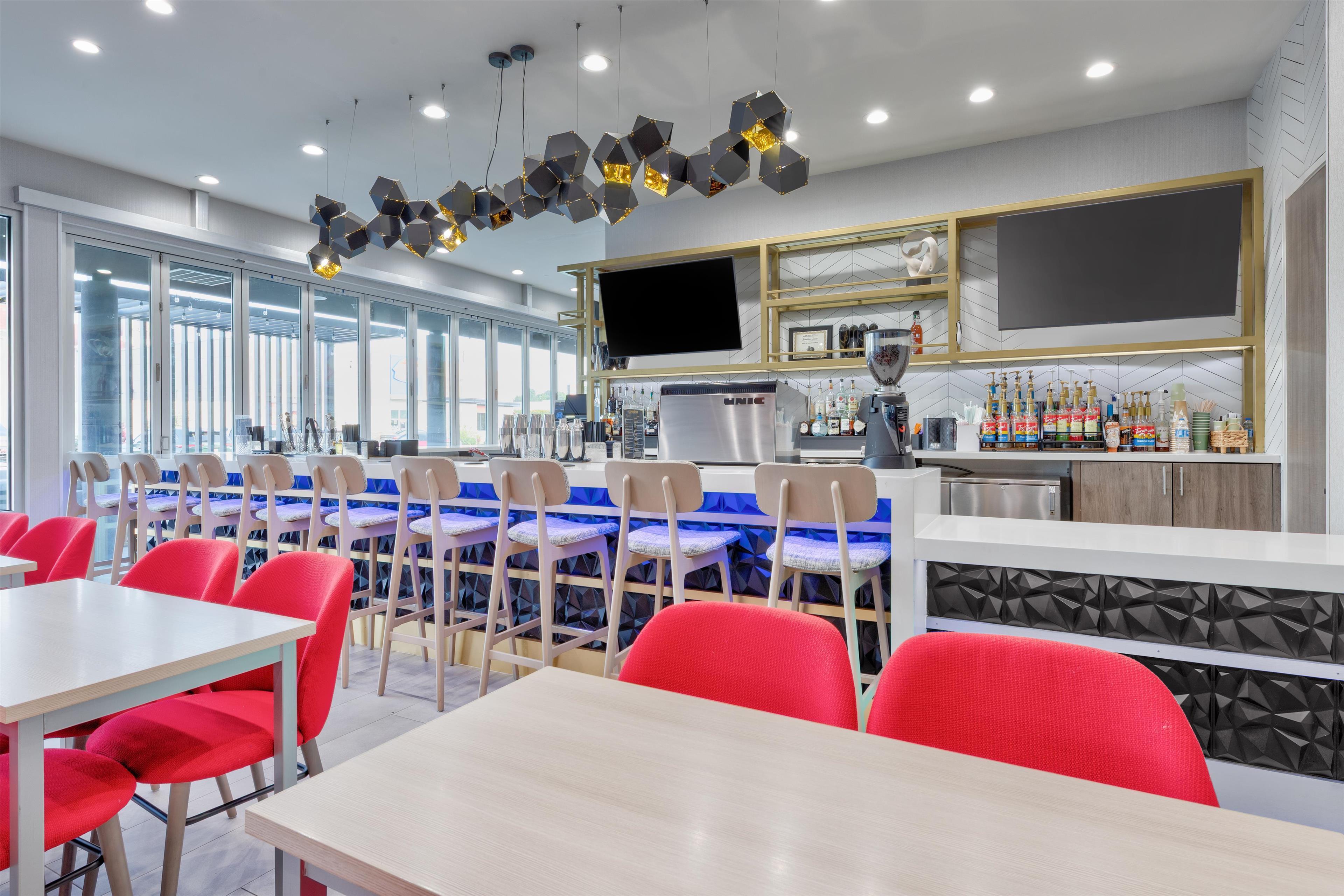 Bar/Salón Home2 Suites by Hilton Paris