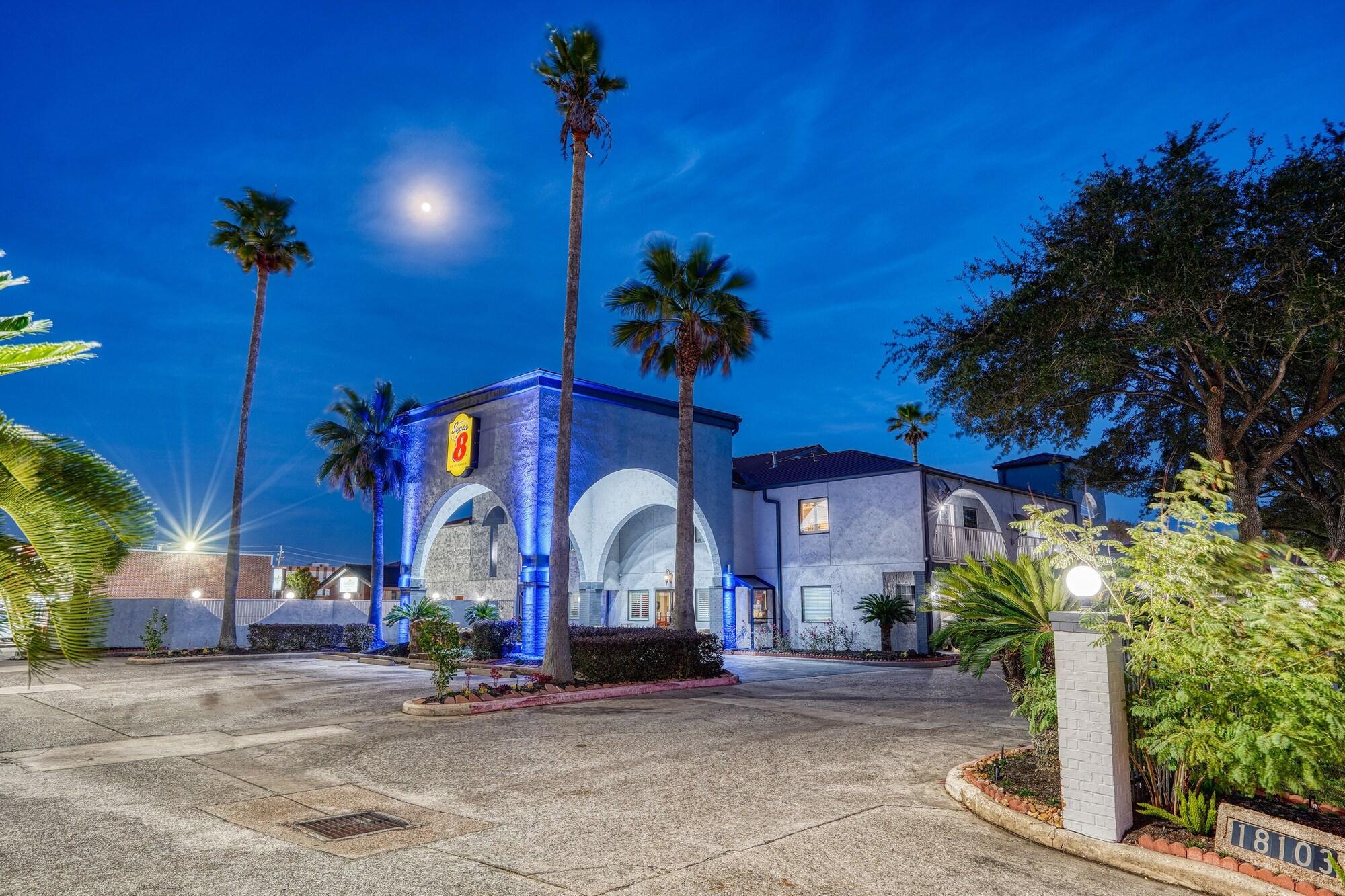 Vista Exterior Super 8 by Wyndham Houston/NASA