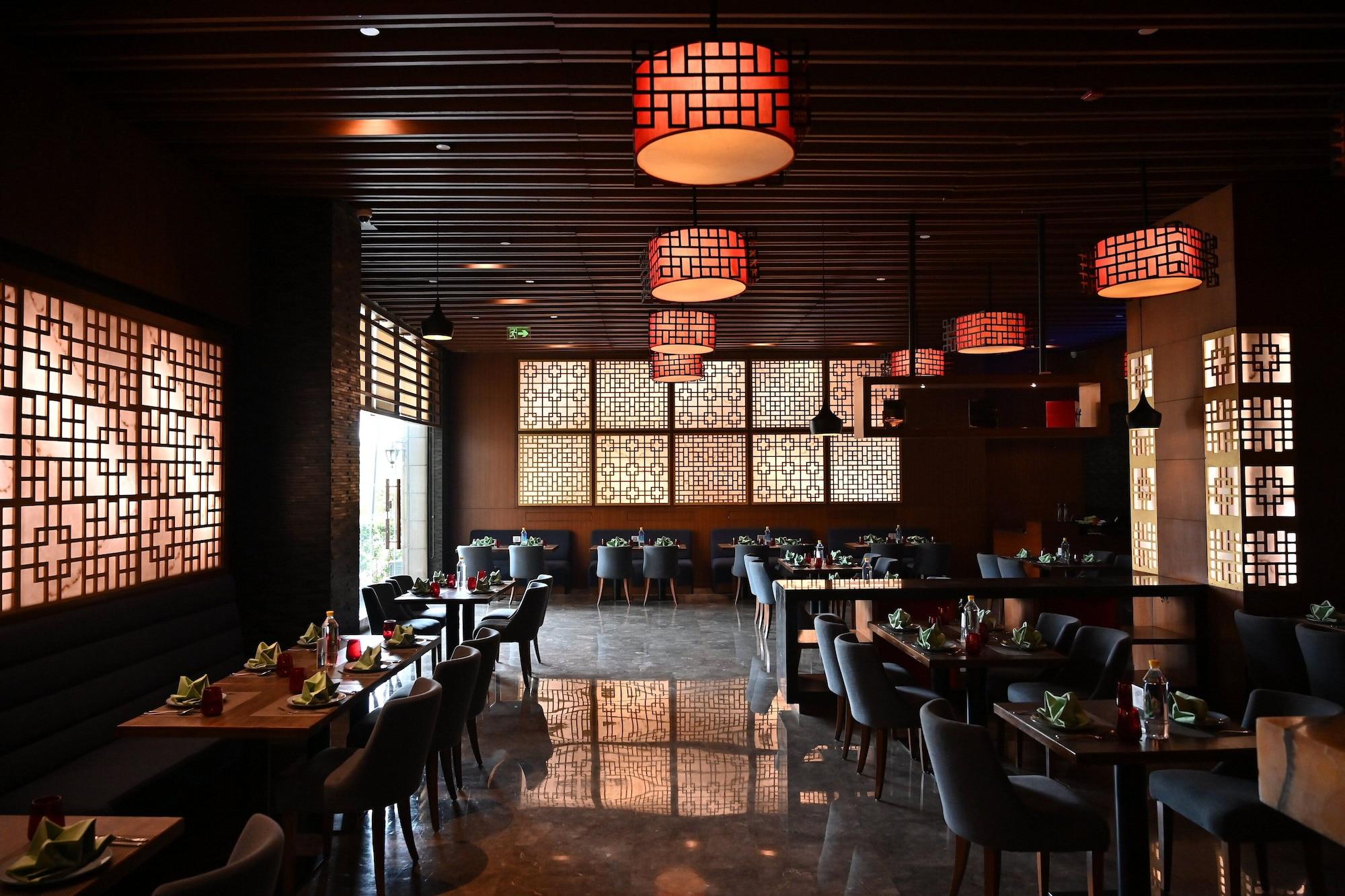 Restaurant Holiday Inn New Delhi Mayur Vihar Noida by IHG