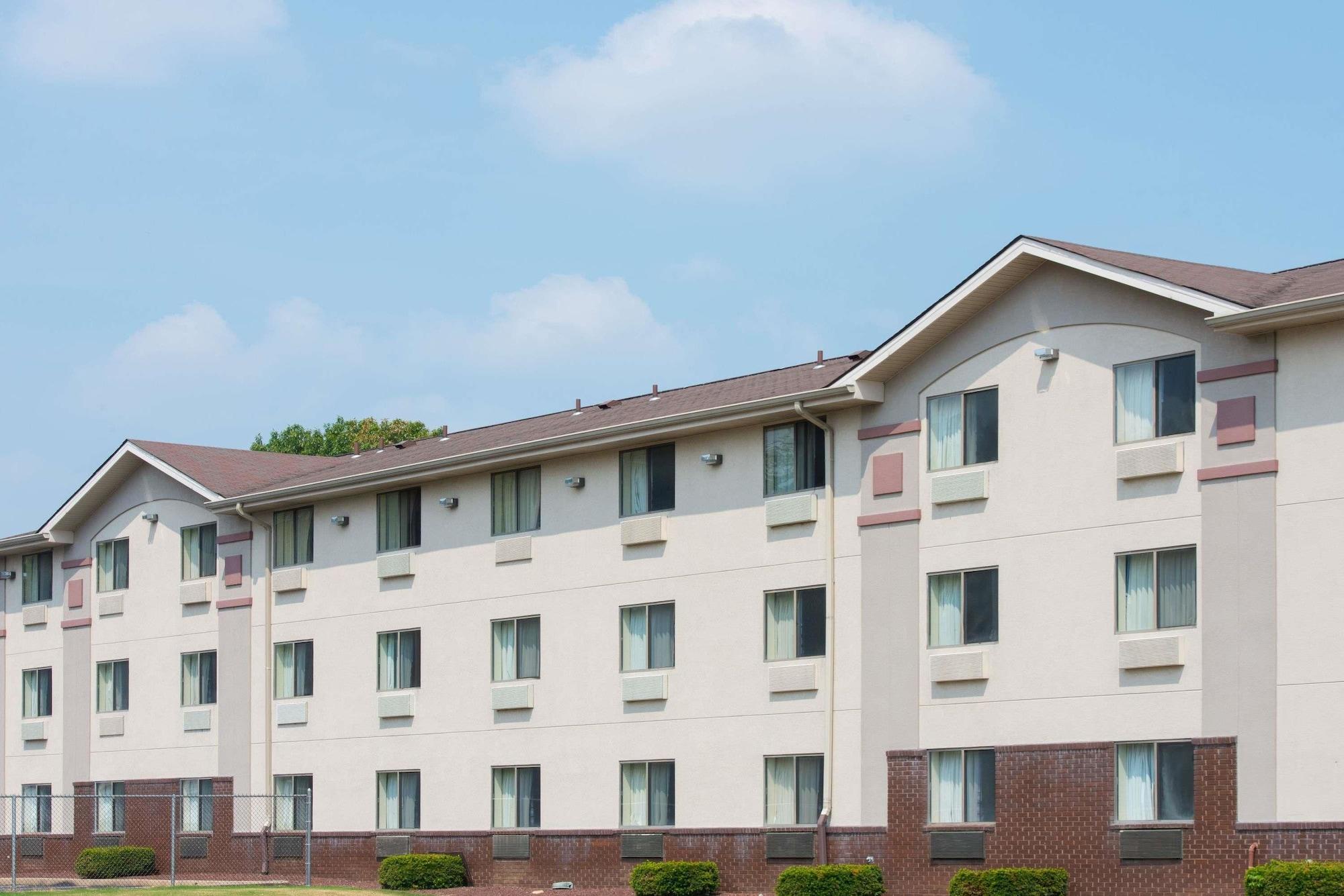 Vista Exterior Super 8 by Wyndham New Castle