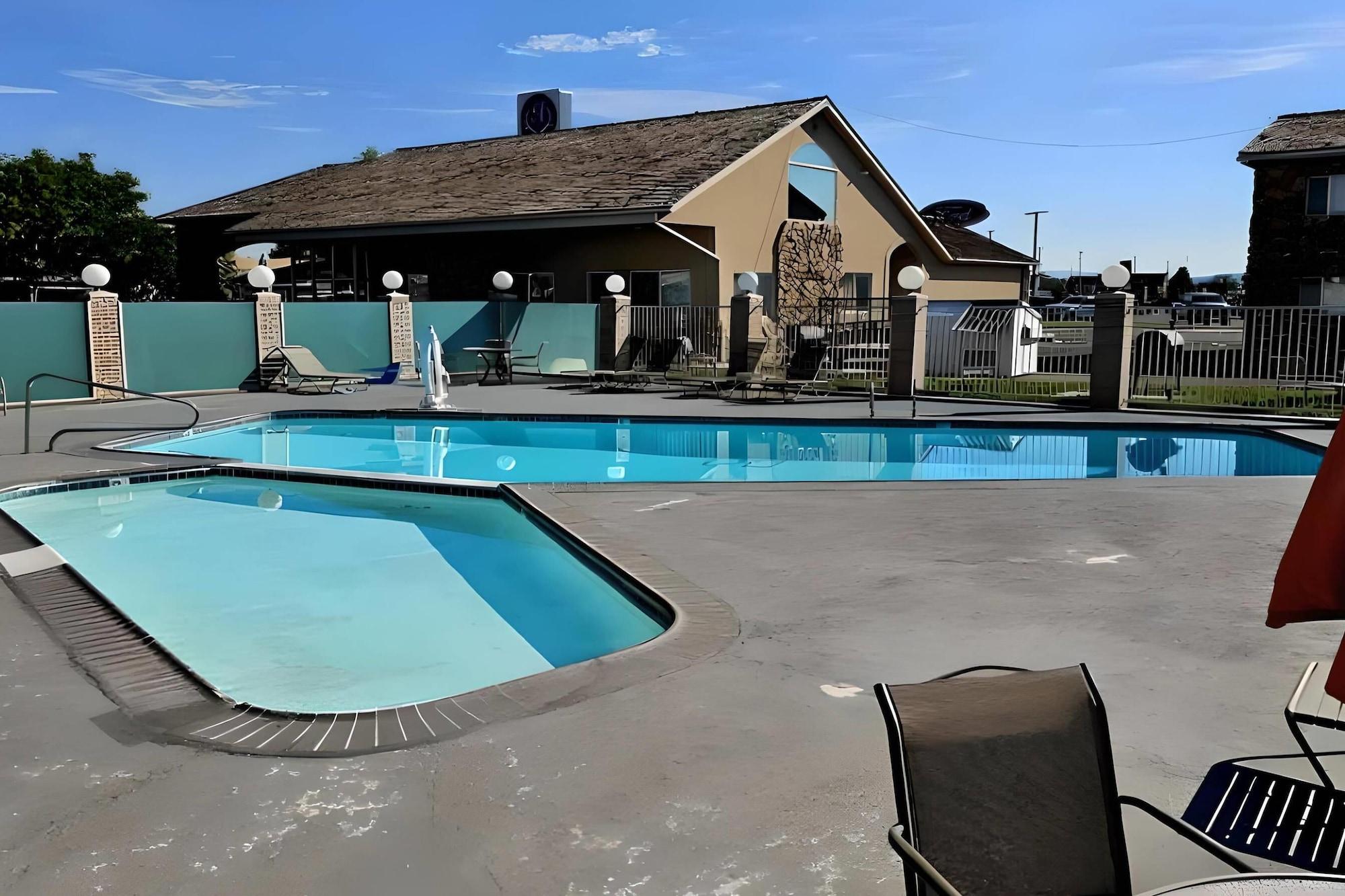 Vista Piscina Econo Lodge Inn & Suites Vernal near Dinosaur Monument