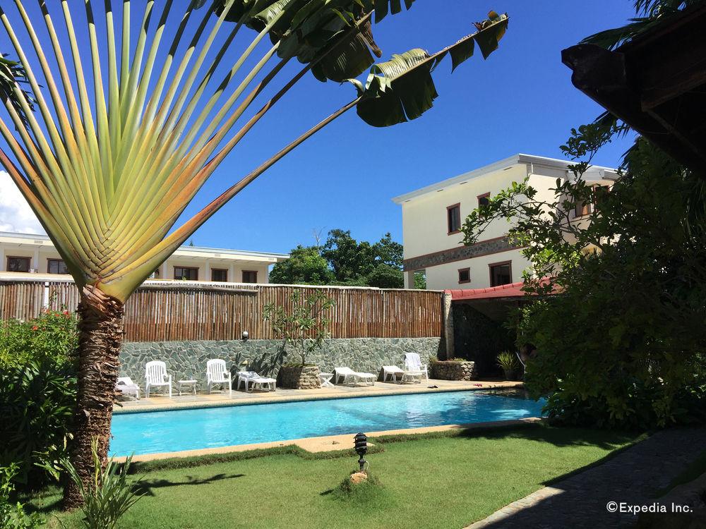 Vista Piscina TipTop Hotel Resto and Delishop