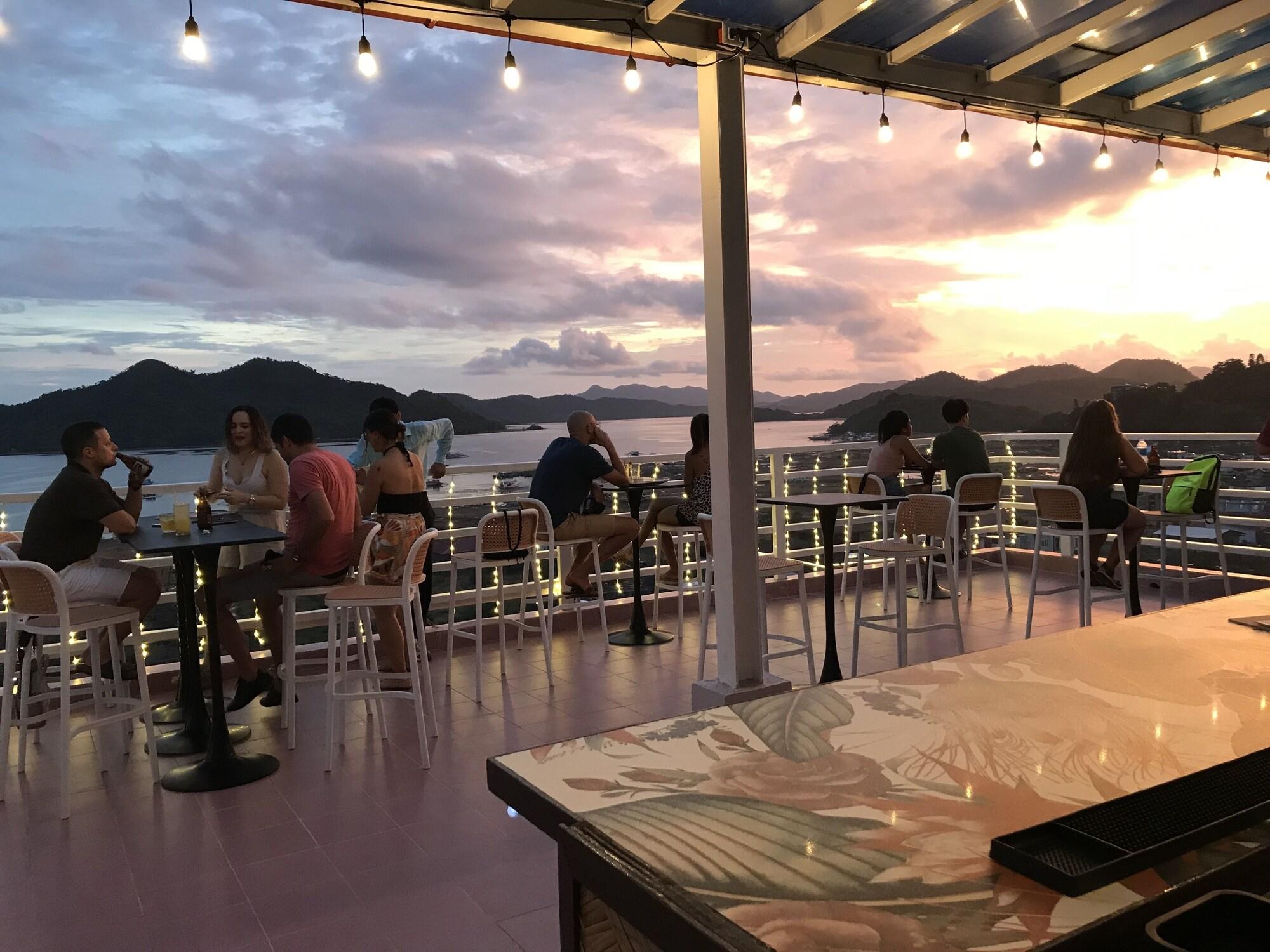 Bar/Salón Sunburn Suites Coron