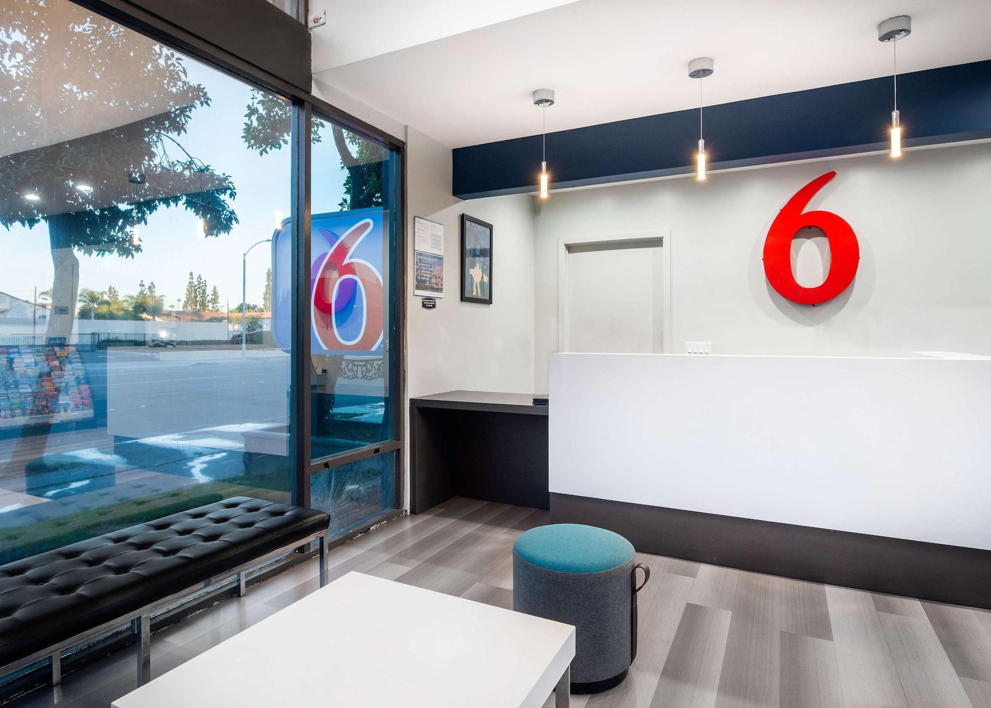 Vista Lobby Motel 6 Anaheim, CA - Convention Center