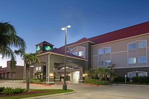 Alojamiento - La Quinta Inn & Suites by Wyndham Mercedes Outlet Mall