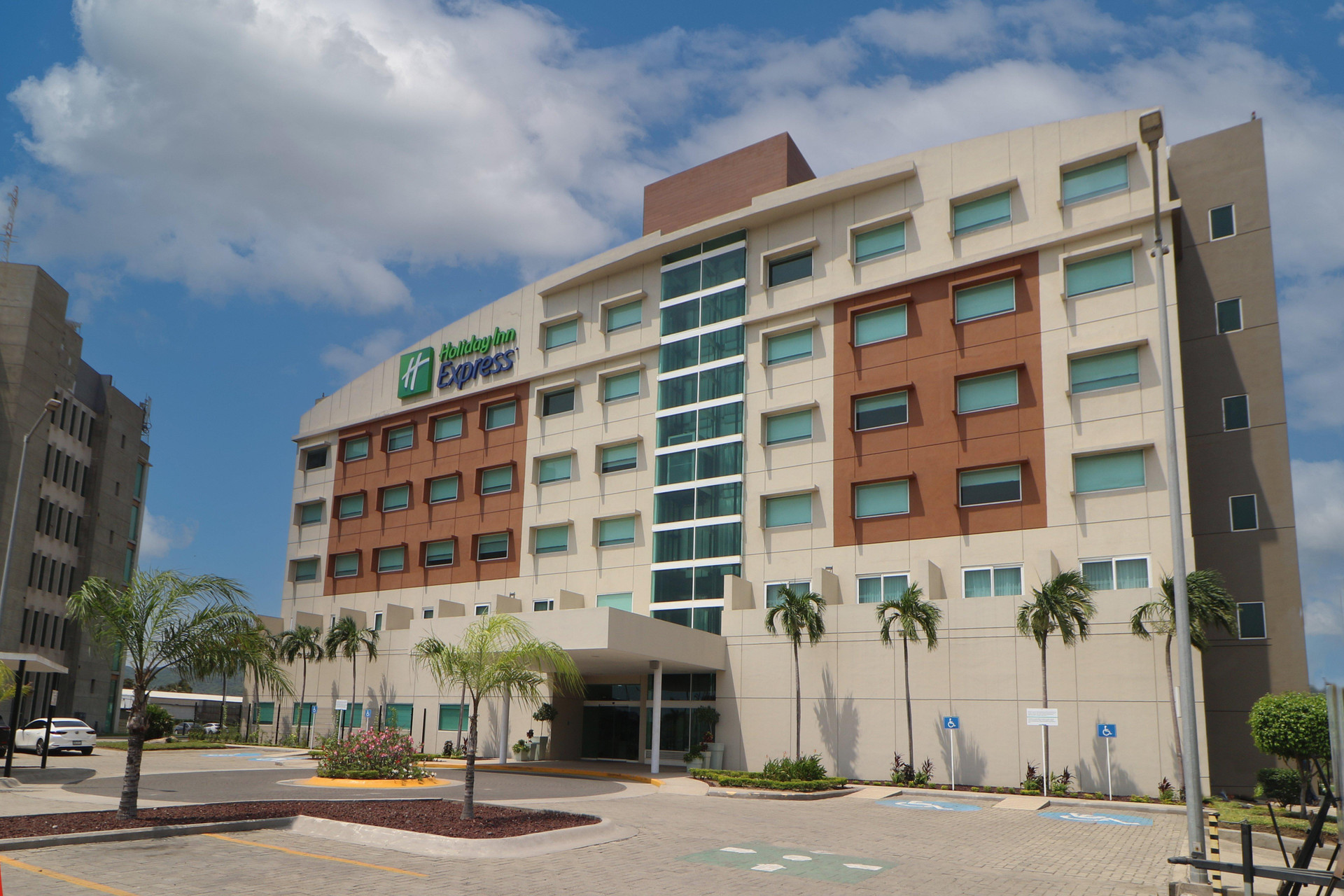 Vista Exterior Holiday Inn Express Manzanillo by IHG