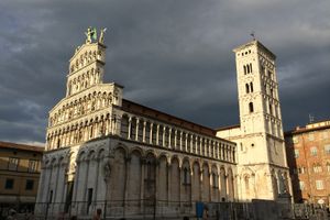 Actividad - Desde Livorno: Traslado en autobús a Pisa y Lucca (solo traslado)