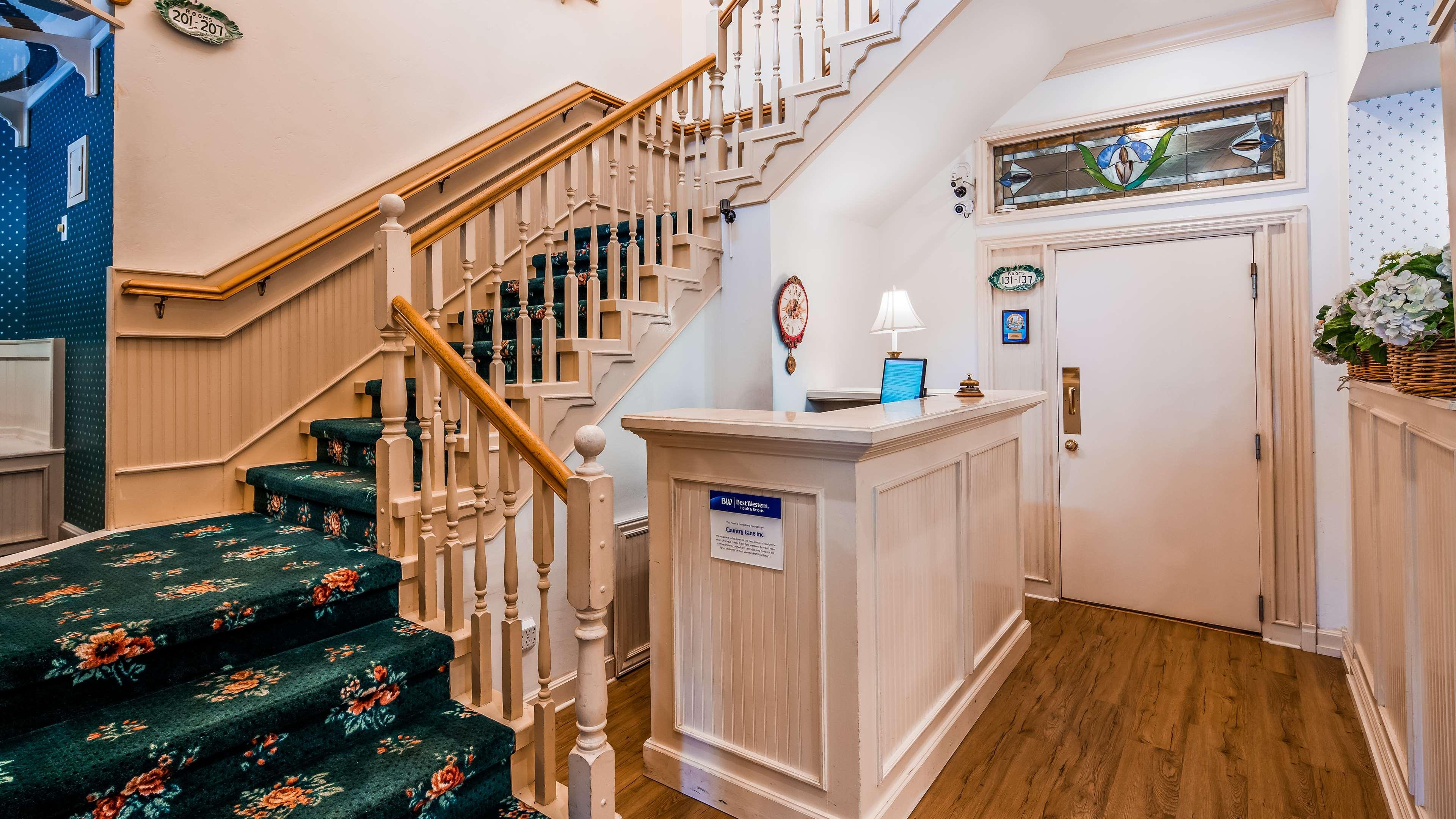 Vista Lobby Best Western Grandma's Feather Bed