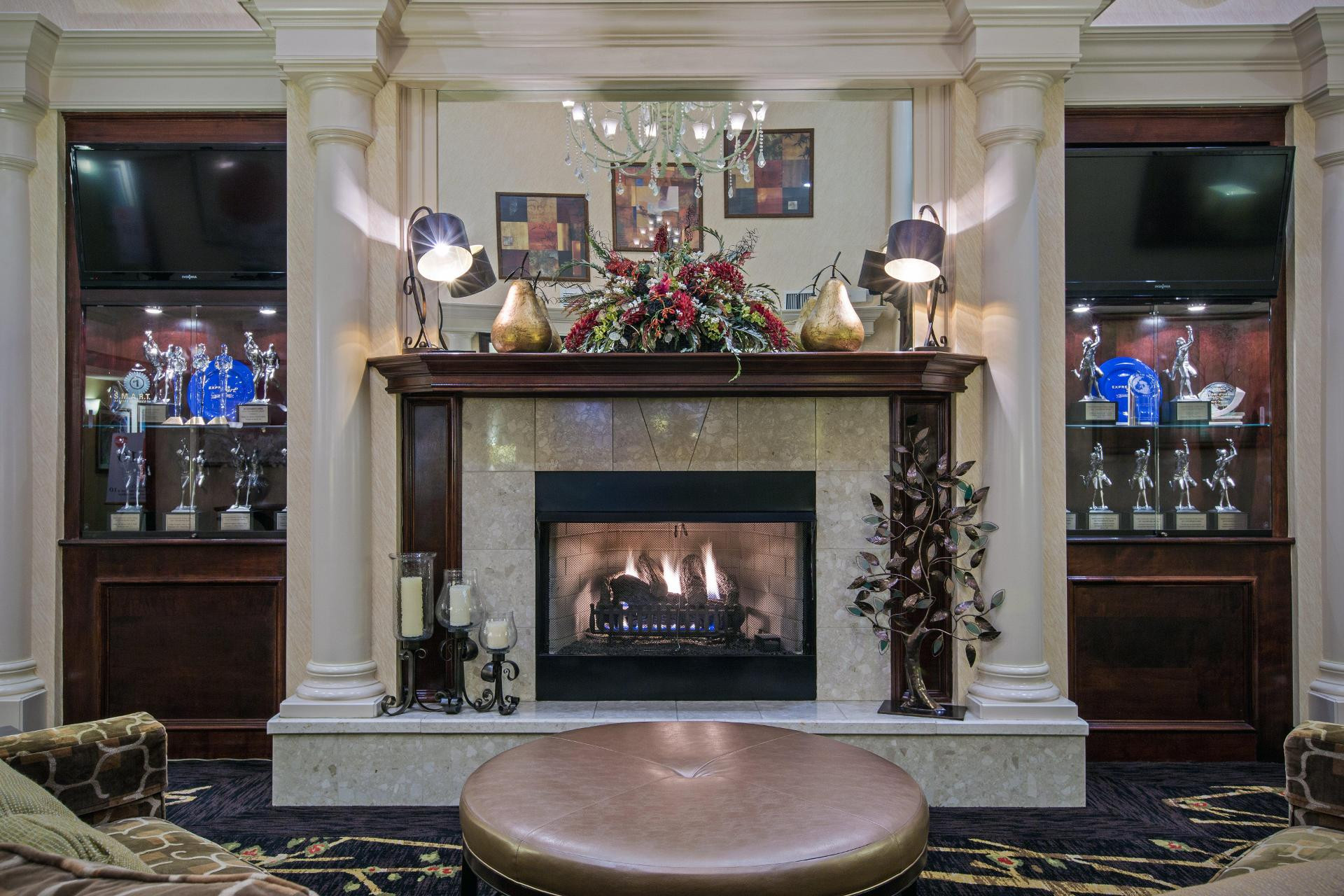 Vista Lobby Holiday Inn Express & Suites Youngstown N (Warren/Niles) by IHG