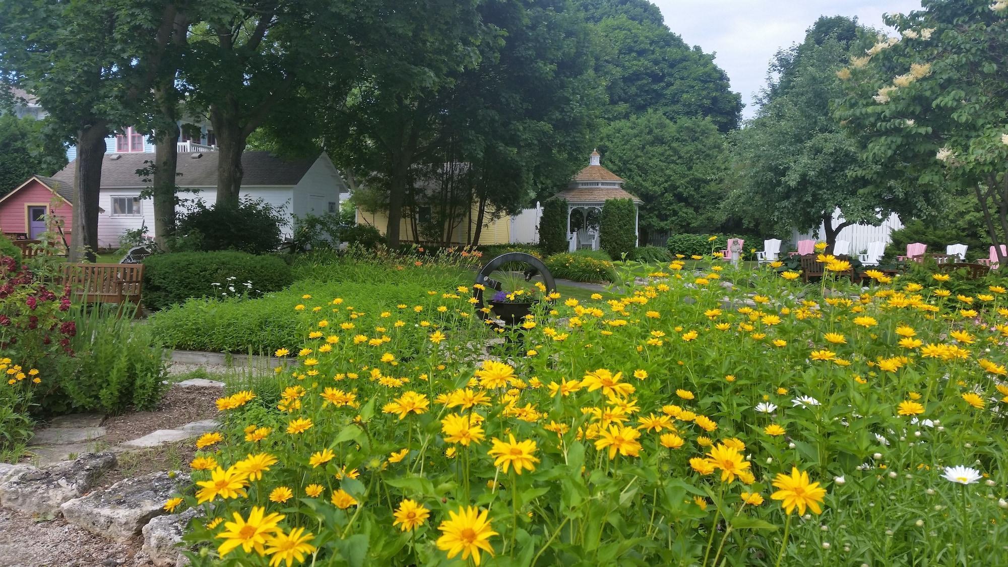 Vista Exterior White Lace Inn