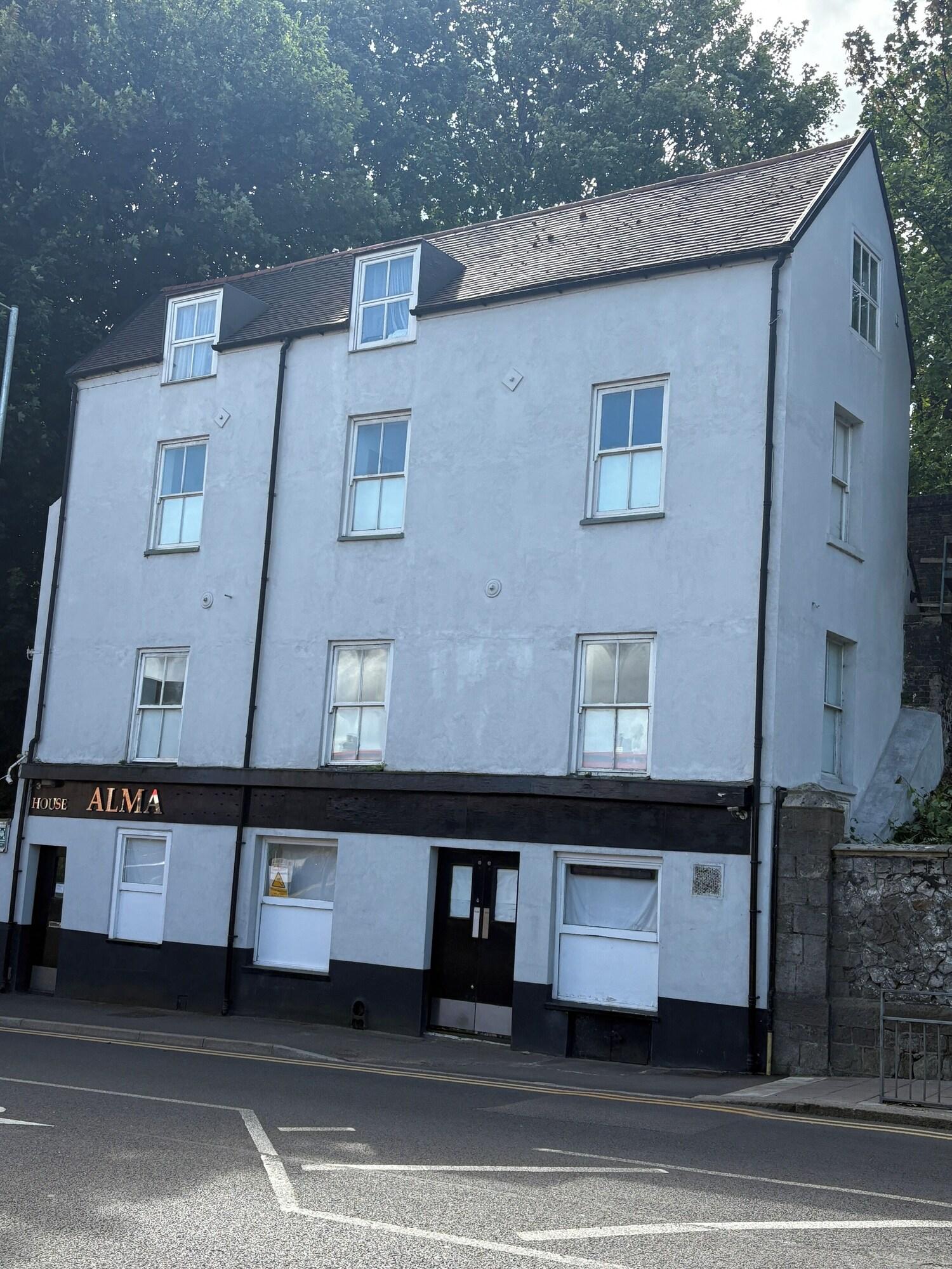 Varios Alma House