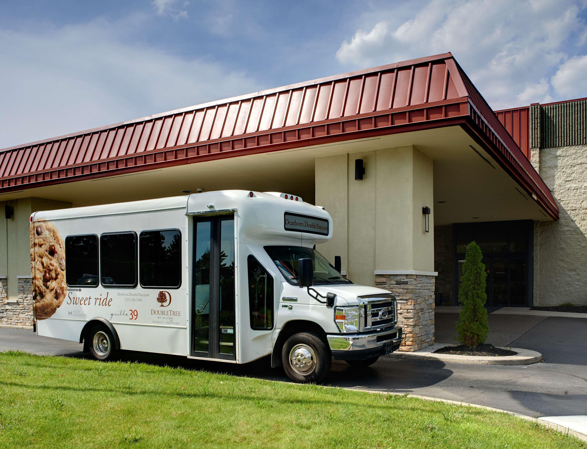 Vista Exterior DoubleTree by Hilton Detroit - Dearborn