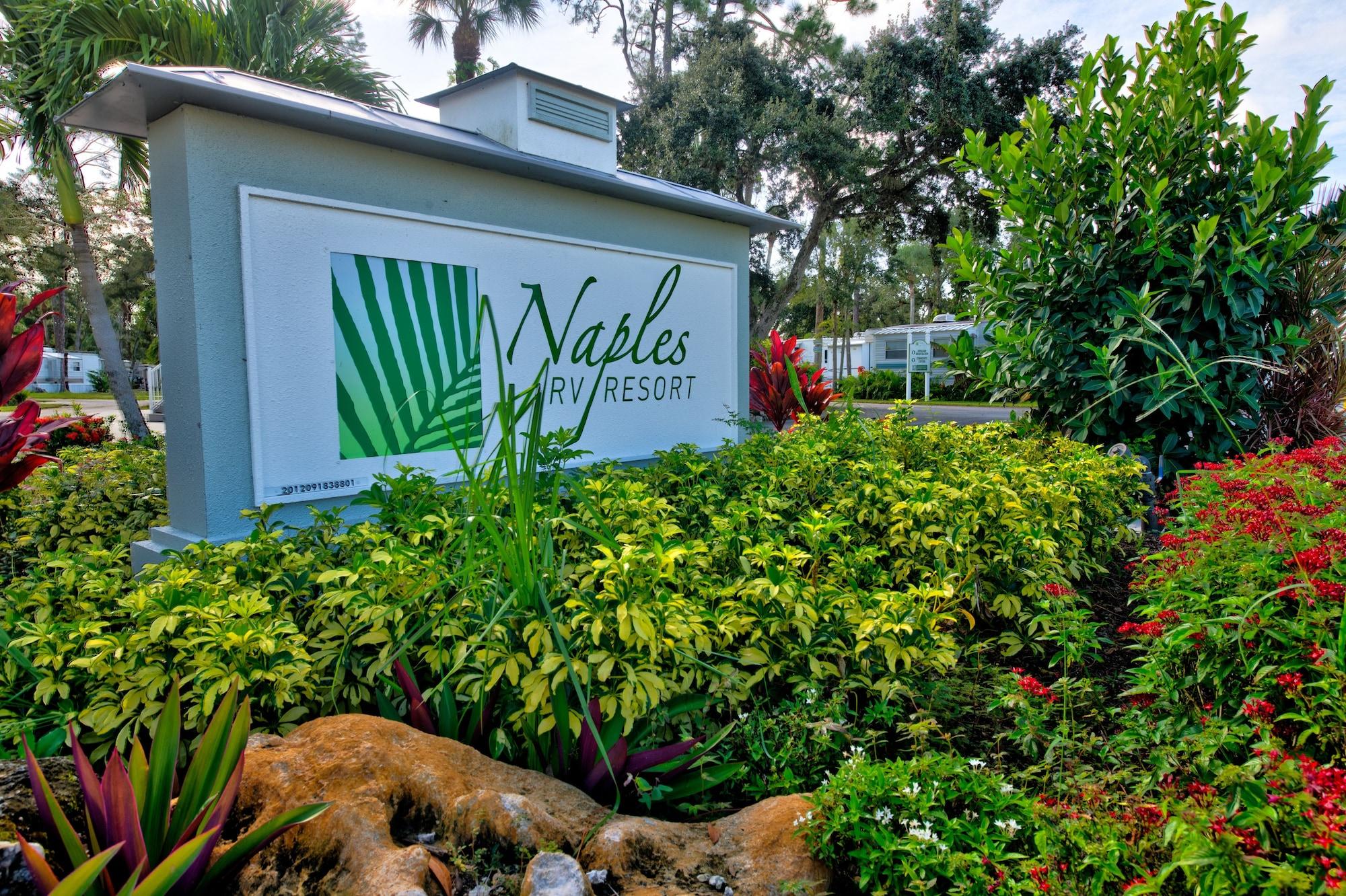 Vista Exterior Naples RV Resort