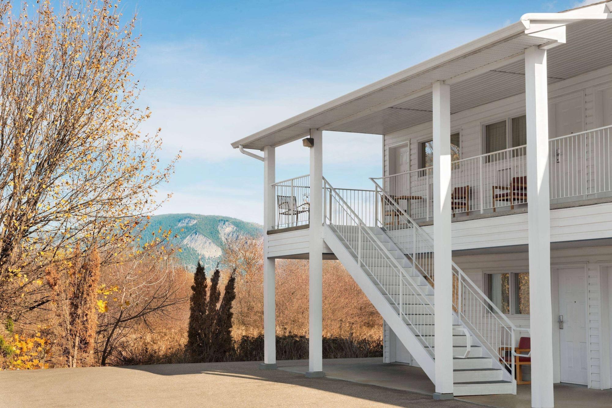 Vista Exterior Travelodge by Wyndham Salmon Arm