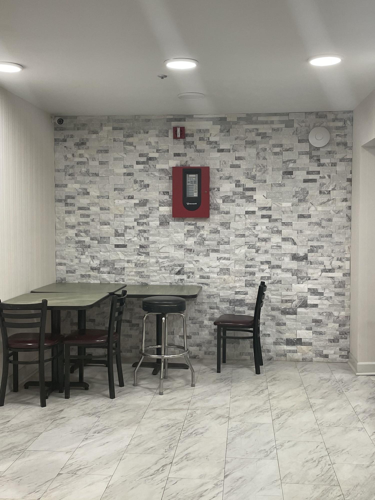 Vista Lobby Griffin Inn and Suites