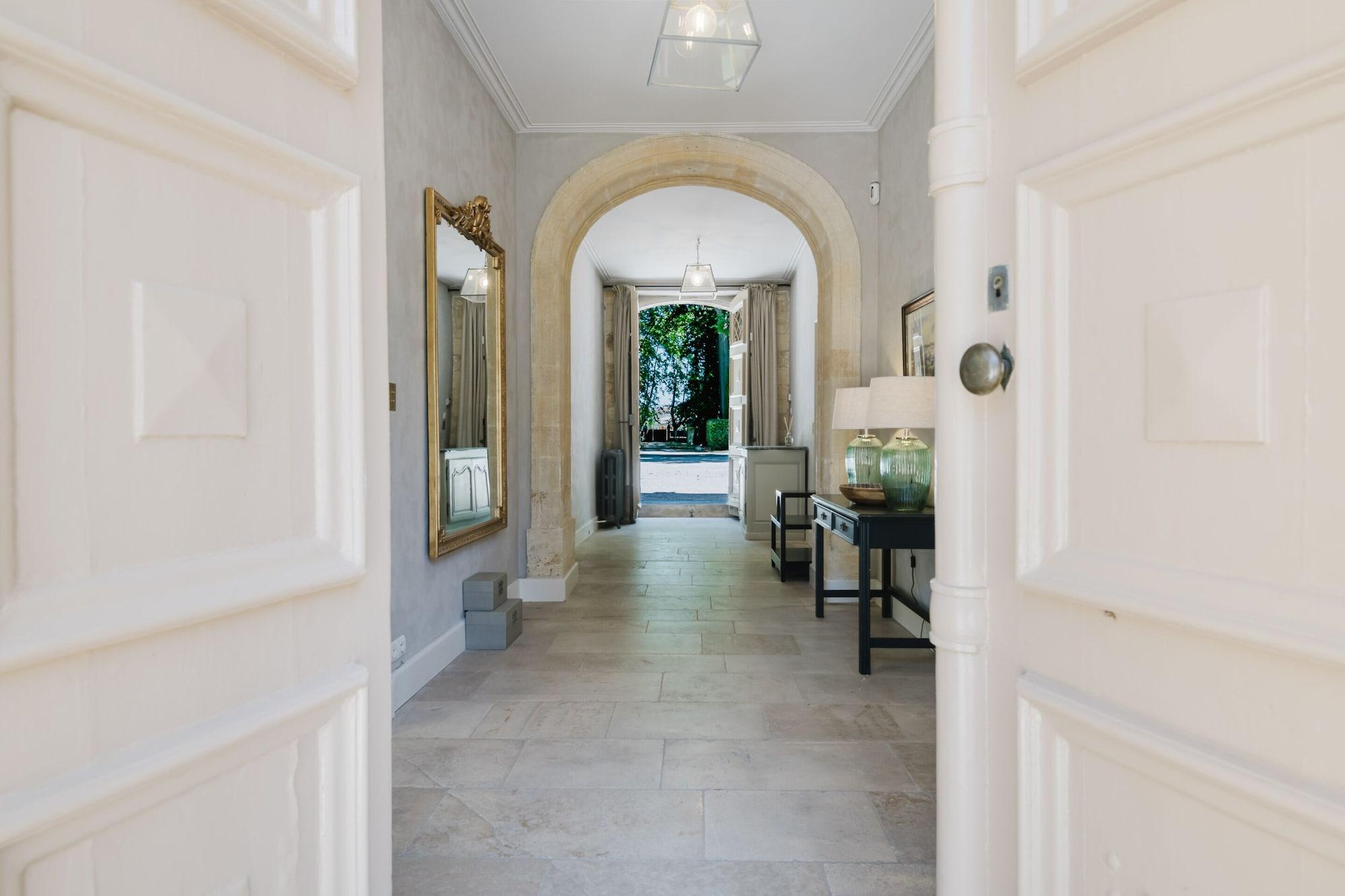 Vista Lobby Château Saint Perret