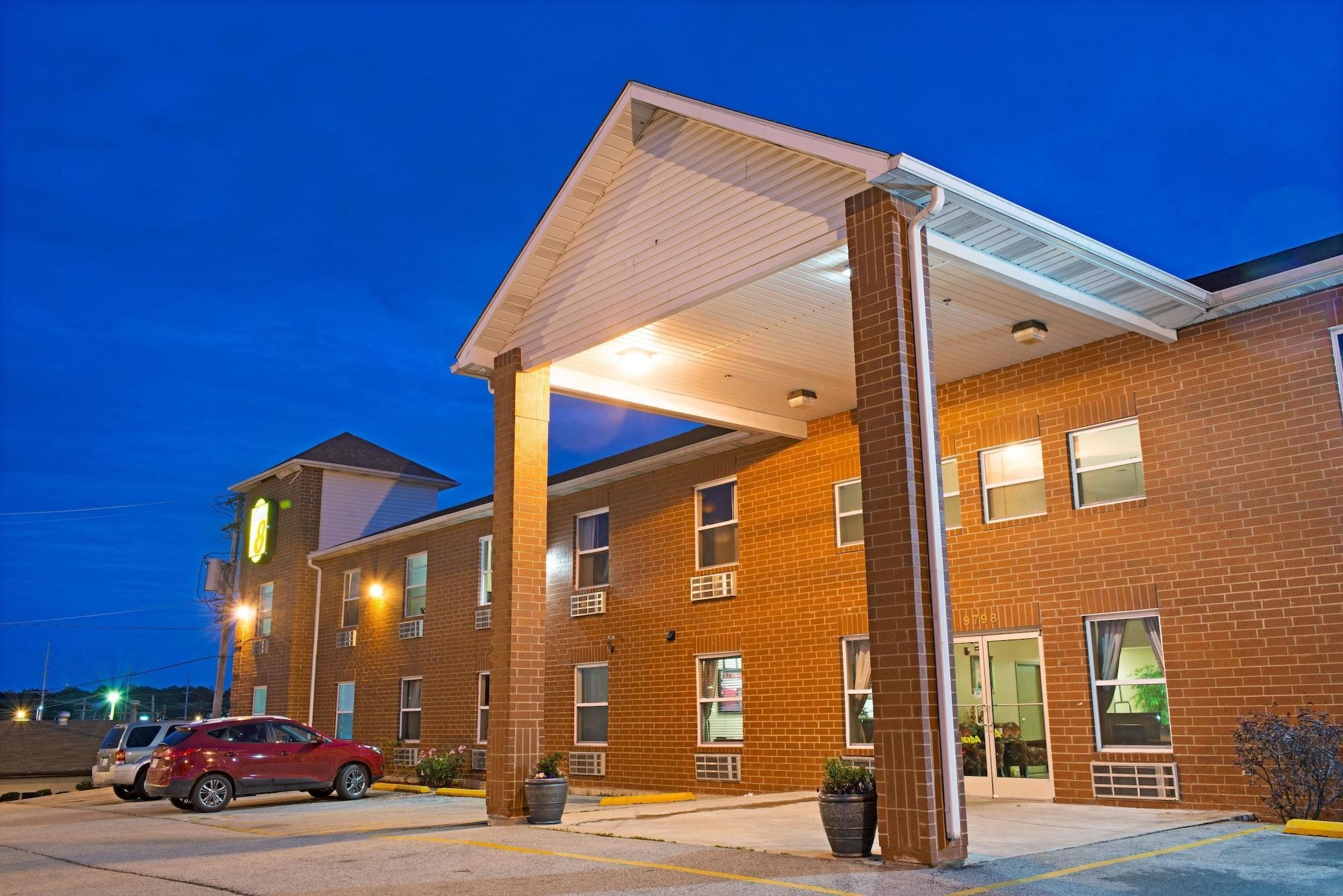 Vista Exterior Super 8 by Wyndham St. Louis Airport