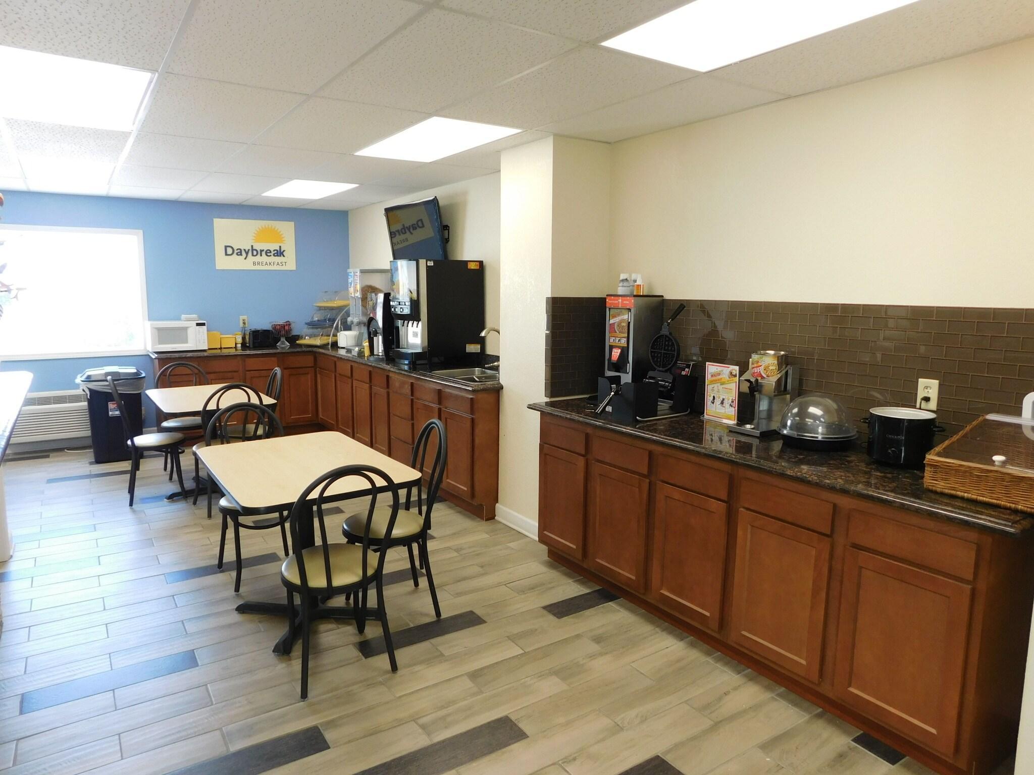 Restaurant Days Inn by Wyndham West Branch Iowa City Area