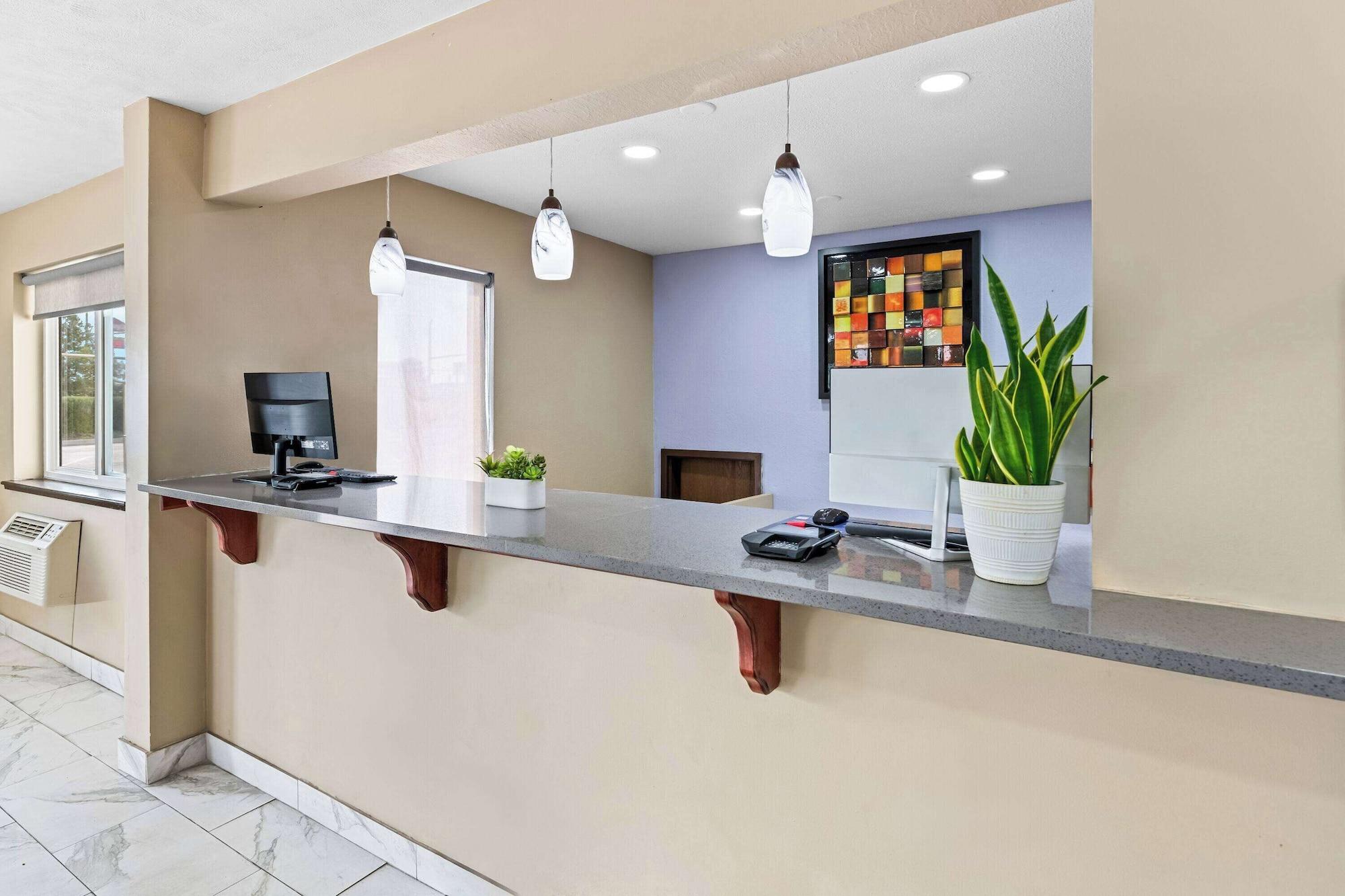 Vista Lobby Super 8 by Wyndham Council Bluffs IA Omaha NE Area
